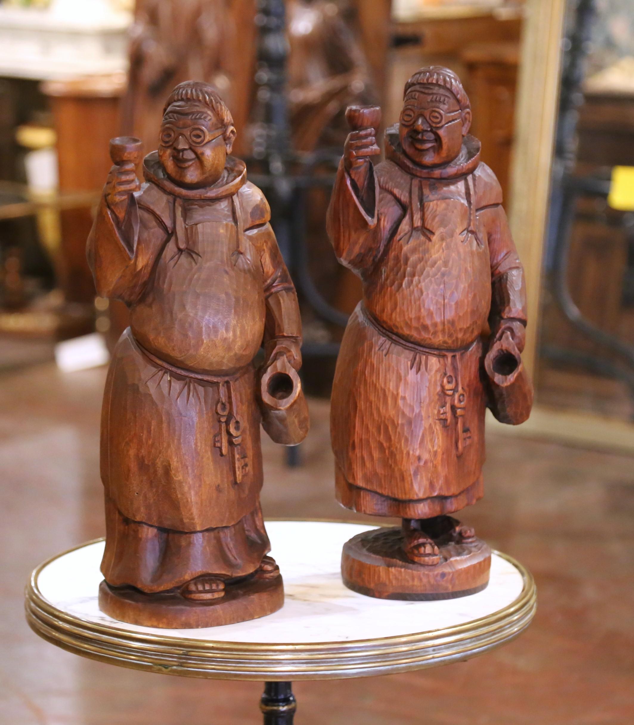 Sculpté à la main Paire de moines en chêne sculpté avec gobelets, de style Black Forest, datant de la fin du 19ème siècle. en vente