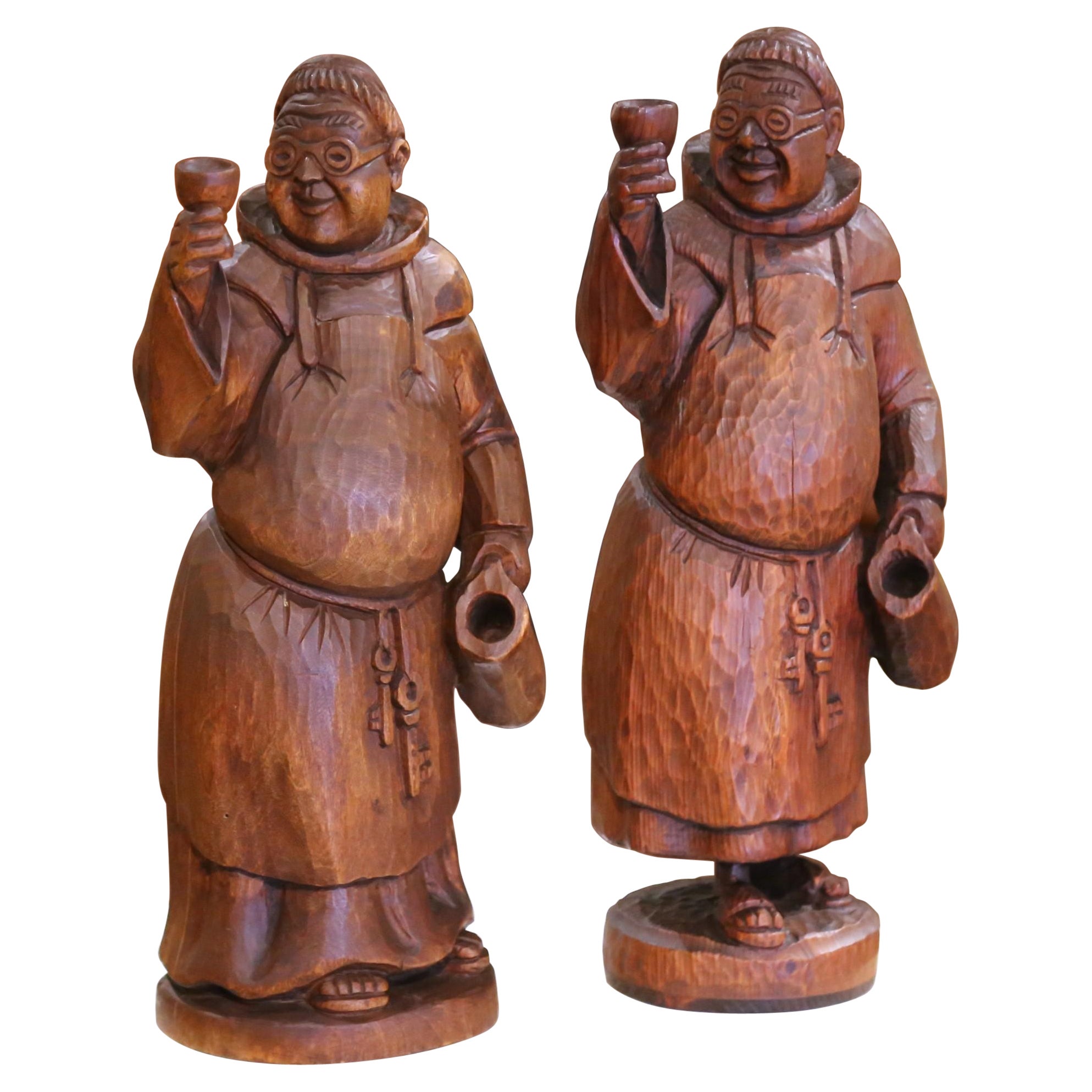 Paire de moines en chêne sculpté avec gobelets, de style Black Forest, datant de la fin du 19ème siècle. en vente