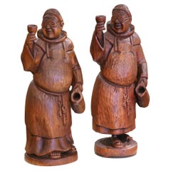 Coppia di monaci francesi in legno di Oak intagliato della fine del XIX secolo con calici, stile Black Forest