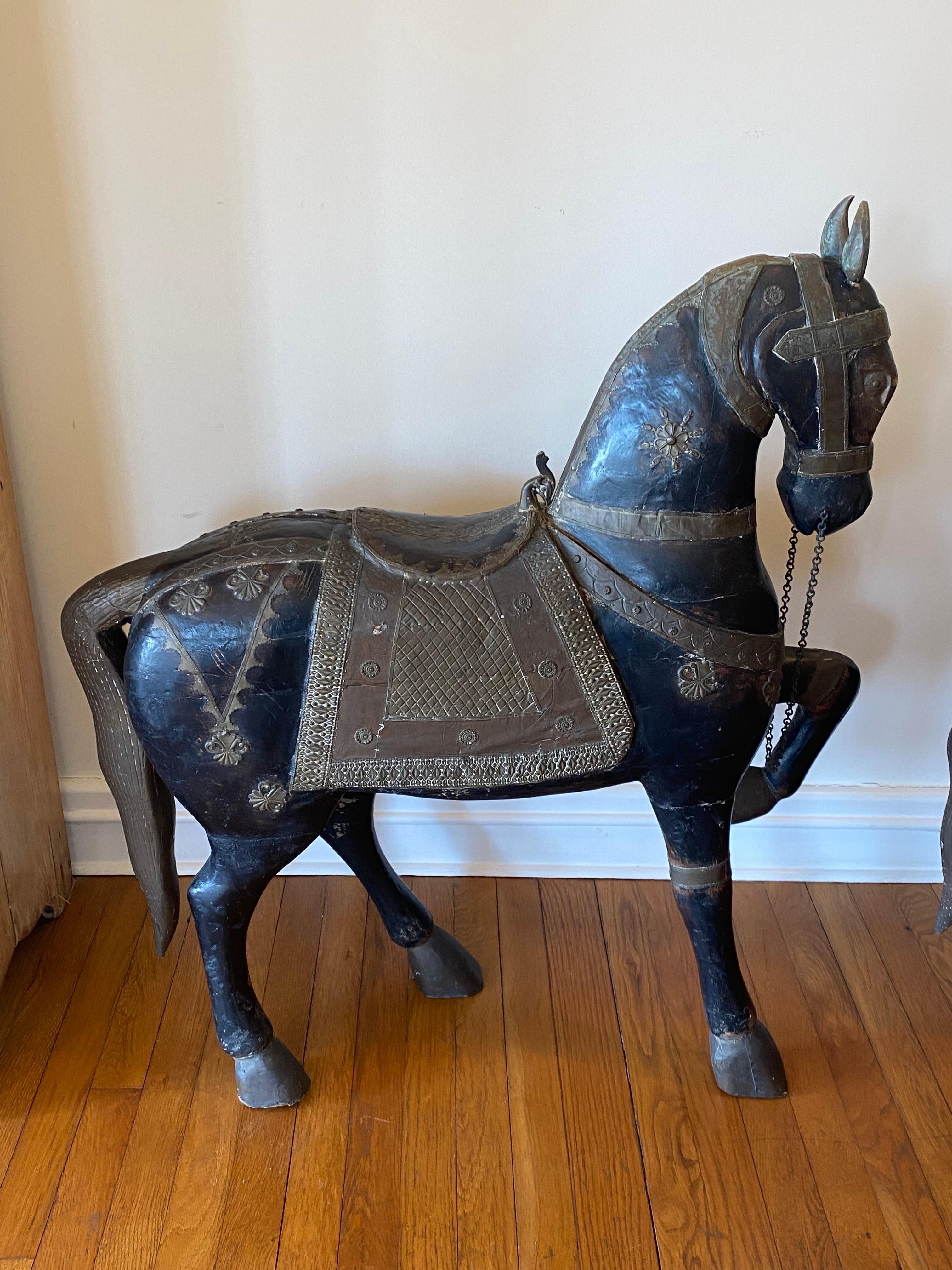Paire de sculptures indiennes de chevaux peints en bois sculpté de la fin du 19e siècle Bon état - En vente à Southampton, NY