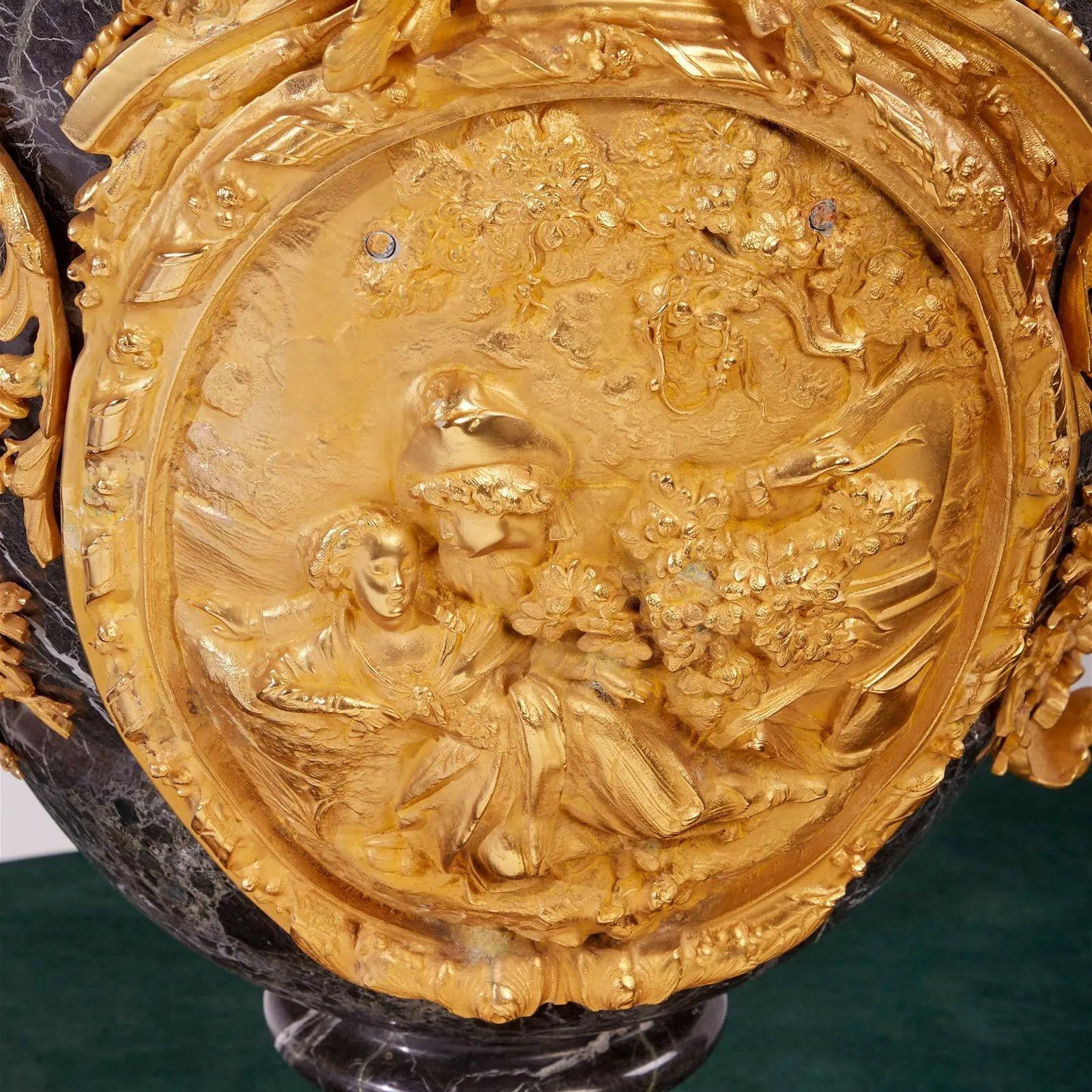 Autre Paire d'urnes de sol en marbre et bronze doré de la fin du XIXe siècle en vente