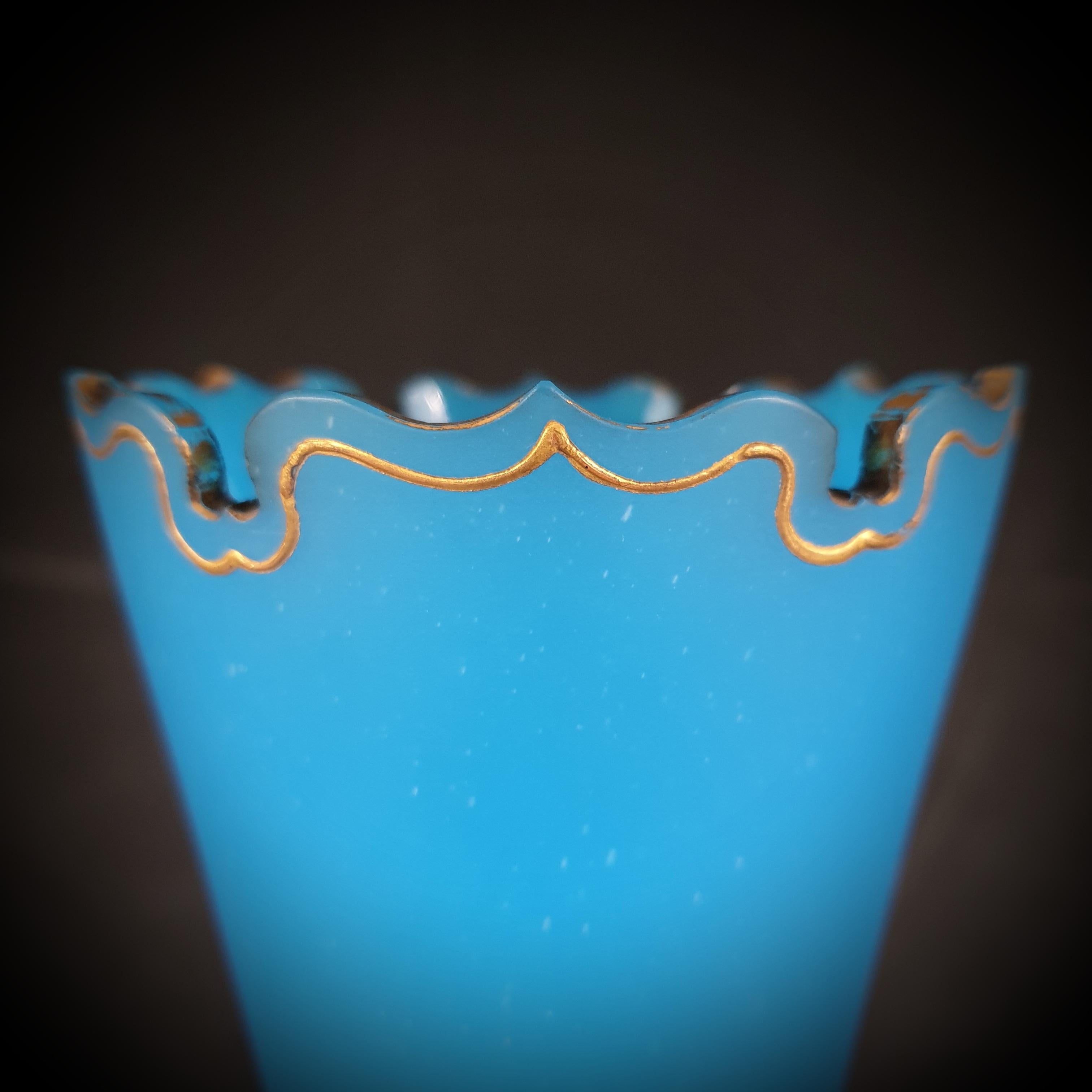 Français Paire de vases de Bohème en forme de goutte, en opaline bleue, dorés, datant de la fin du XIXe siècle. en vente