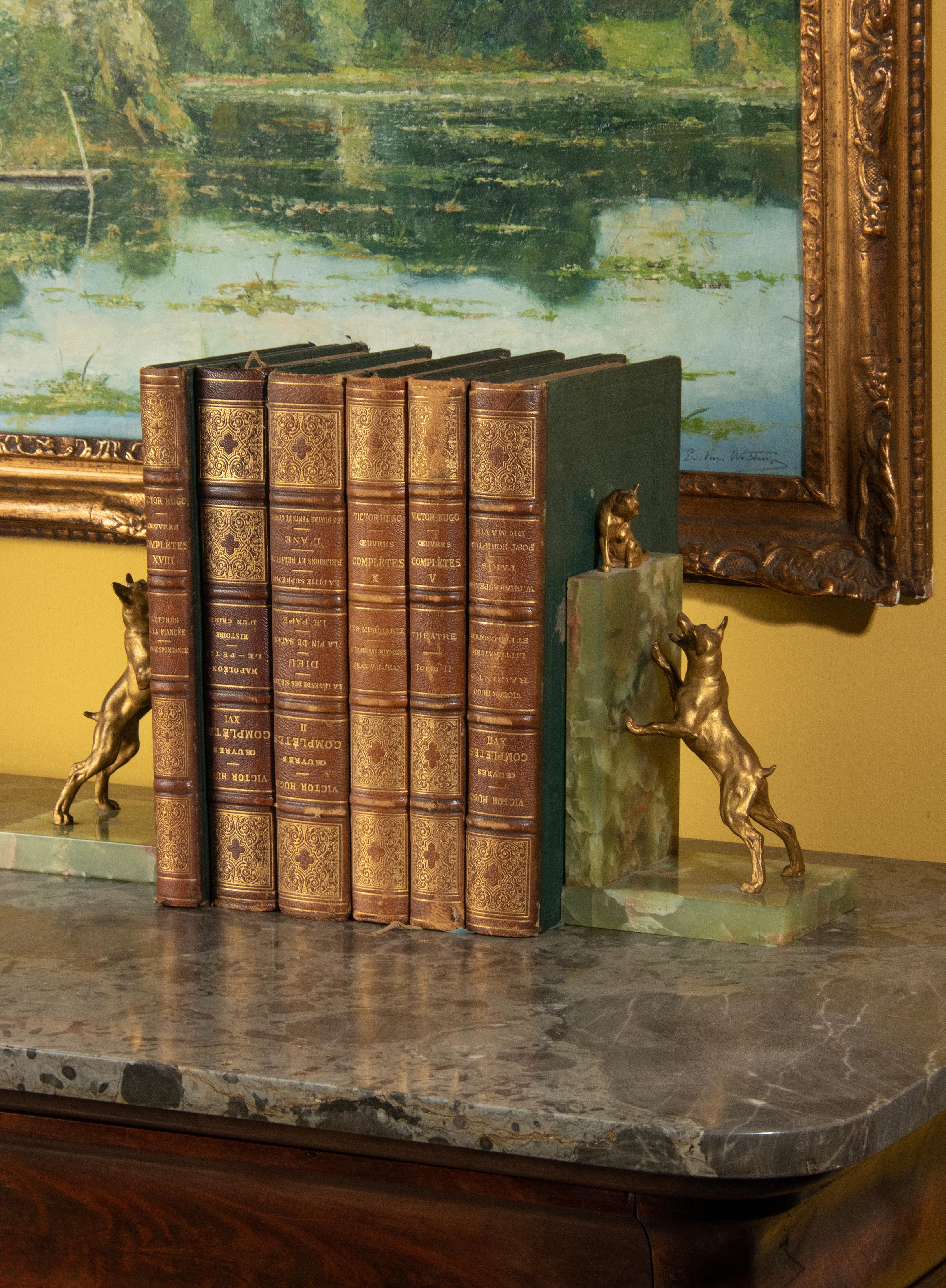 Paire de serre-livres de la fin du 19e siècle avec chien et chat en bronze par F. Barbedienne en vente 4