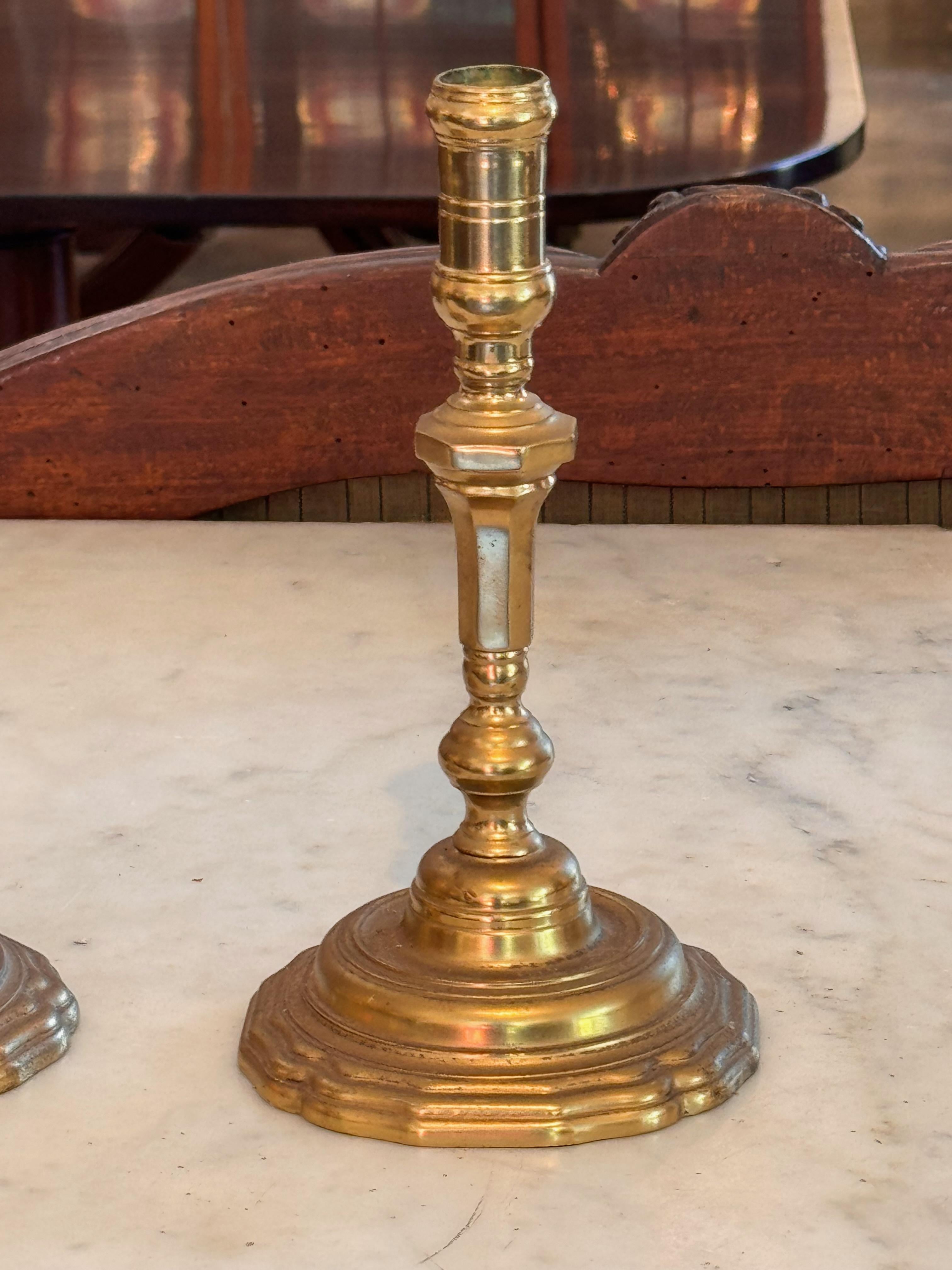 Coppia di candelieri in ottone della fine del XIX secolo In condizioni buone in vendita a Charlottesville, VA
