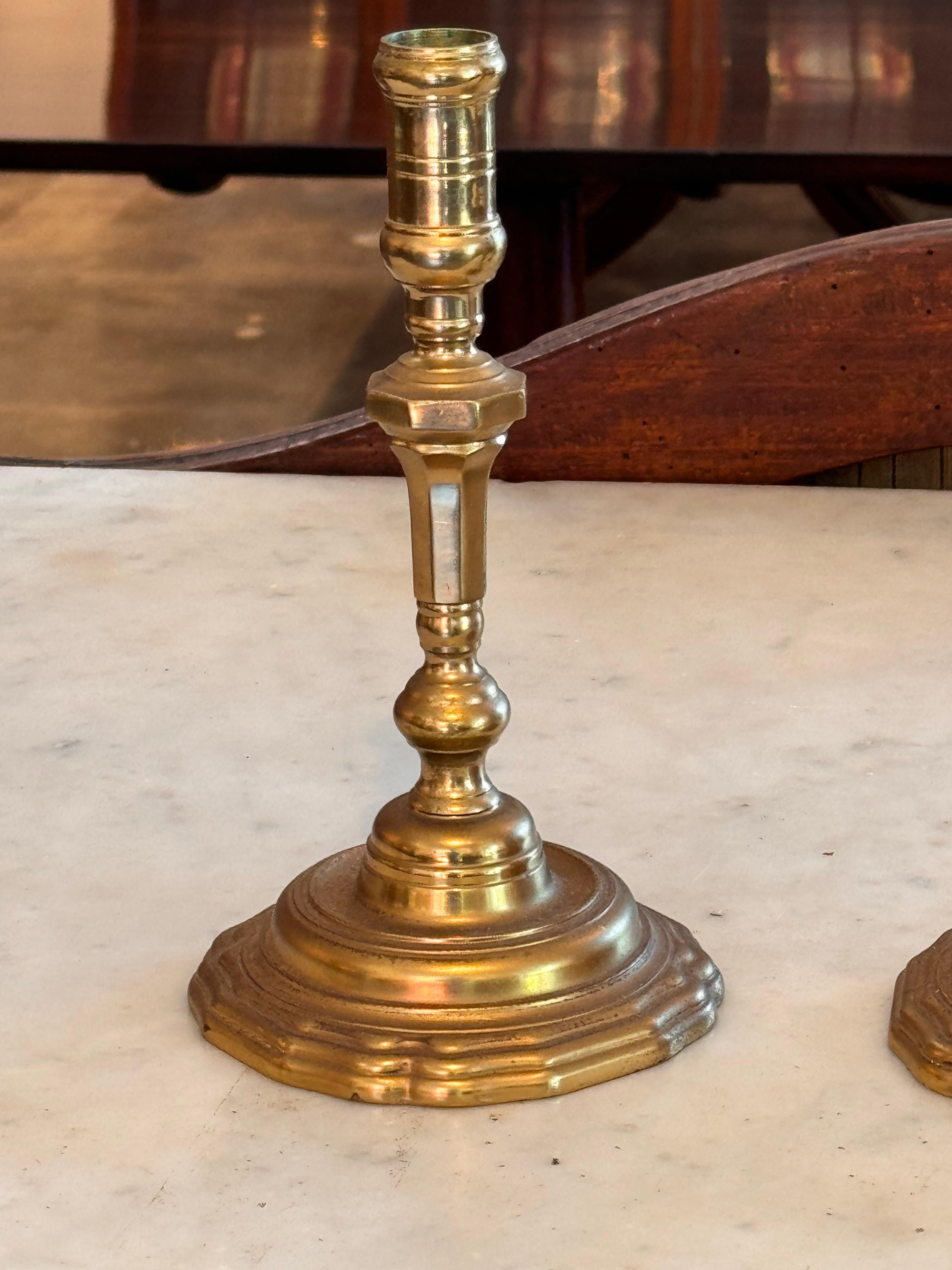 Ottone Coppia di candelieri in ottone della fine del XIX secolo in vendita