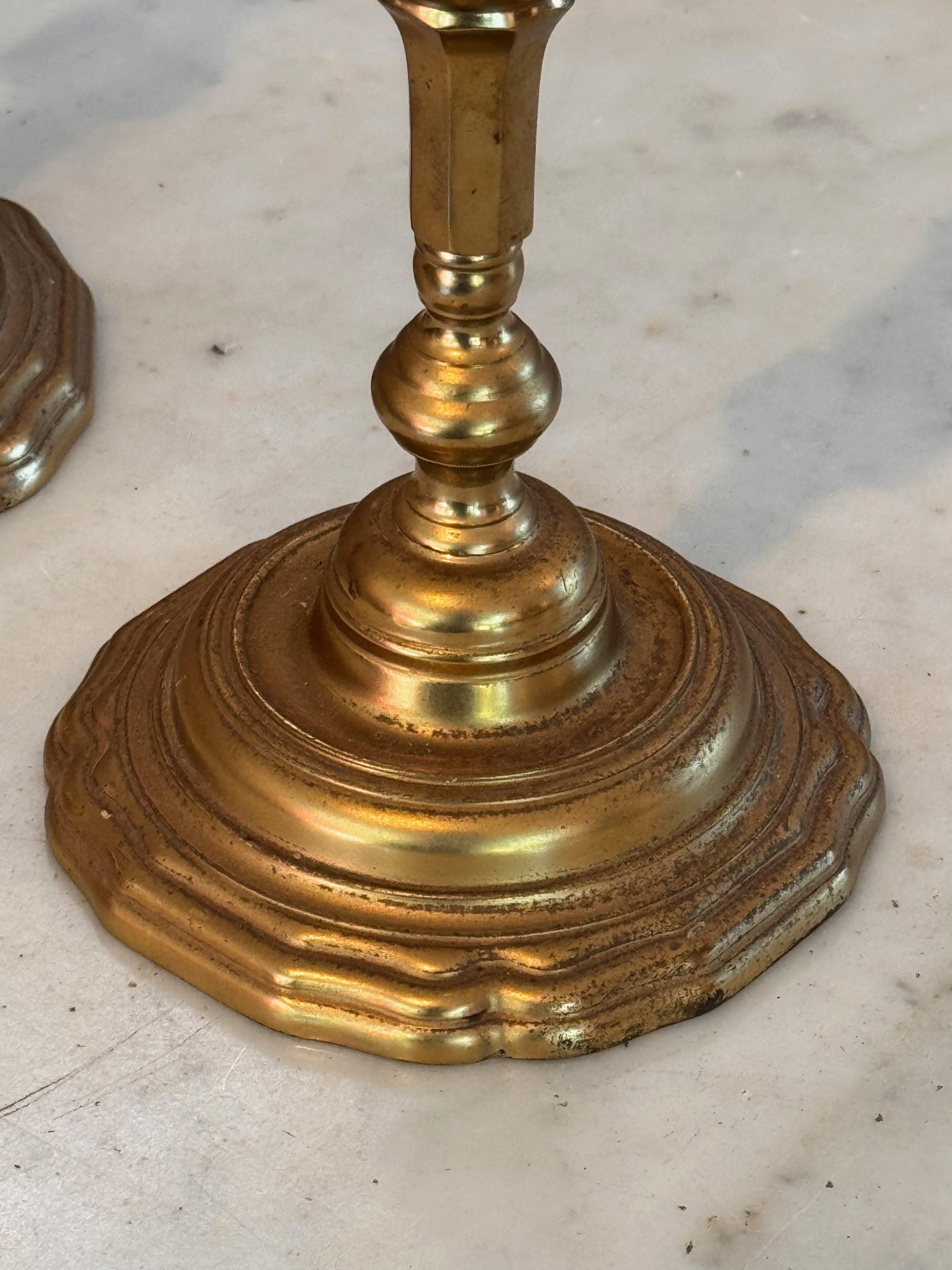 Coppia di candelieri in ottone della fine del XIX secolo in vendita 1