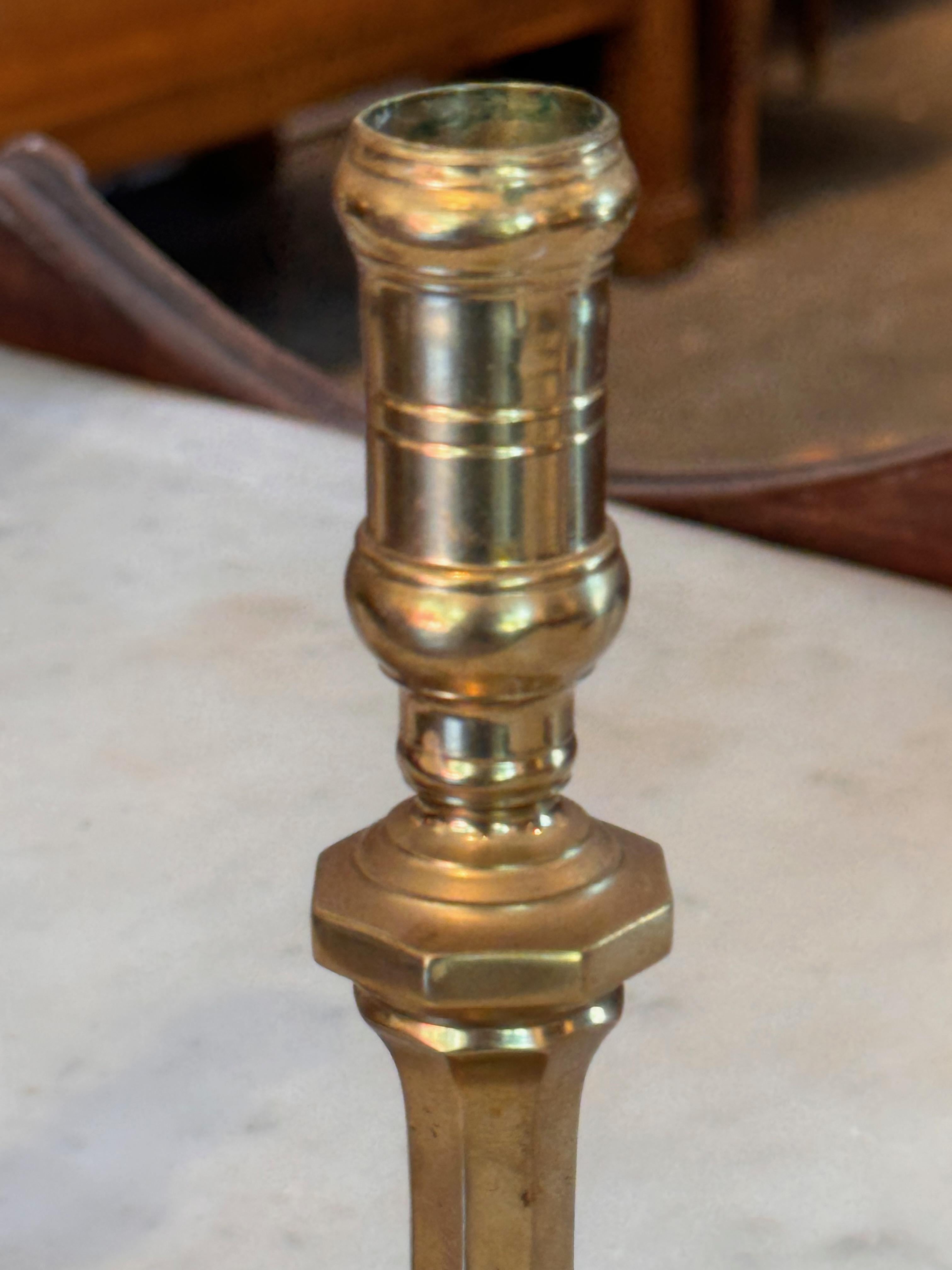 Coppia di candelieri in ottone della fine del XIX secolo in vendita 3