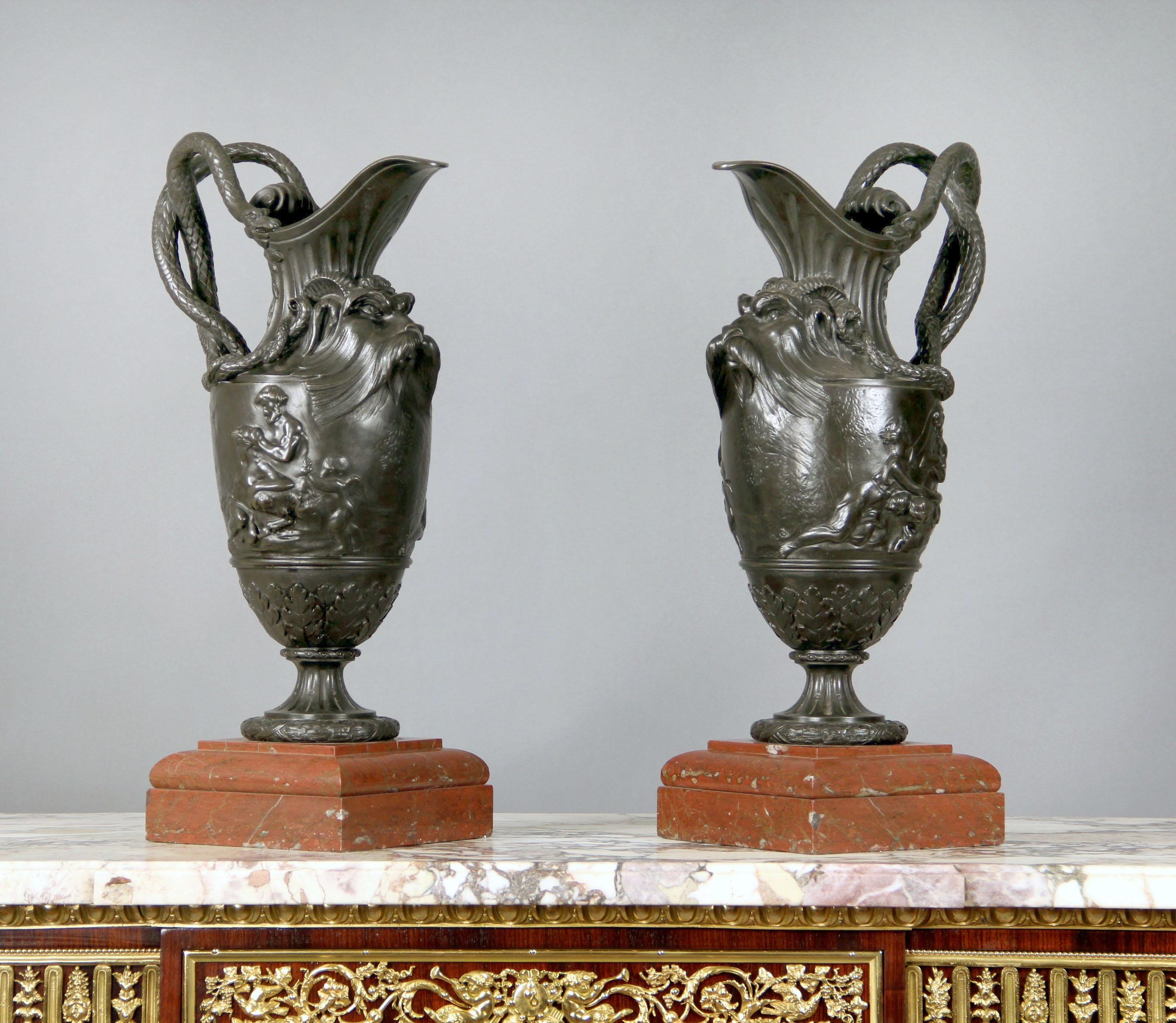 Paire d'aiguières en bronze français et en marbre Griotte Uni de la fin du XIXe siècle

D'après Claude-Michel Clodion

Chacun d'entre eux présente un col cannelé et étalé, orné d'un masque grotesque et d'une paire d'anses en serpent entrelacé,