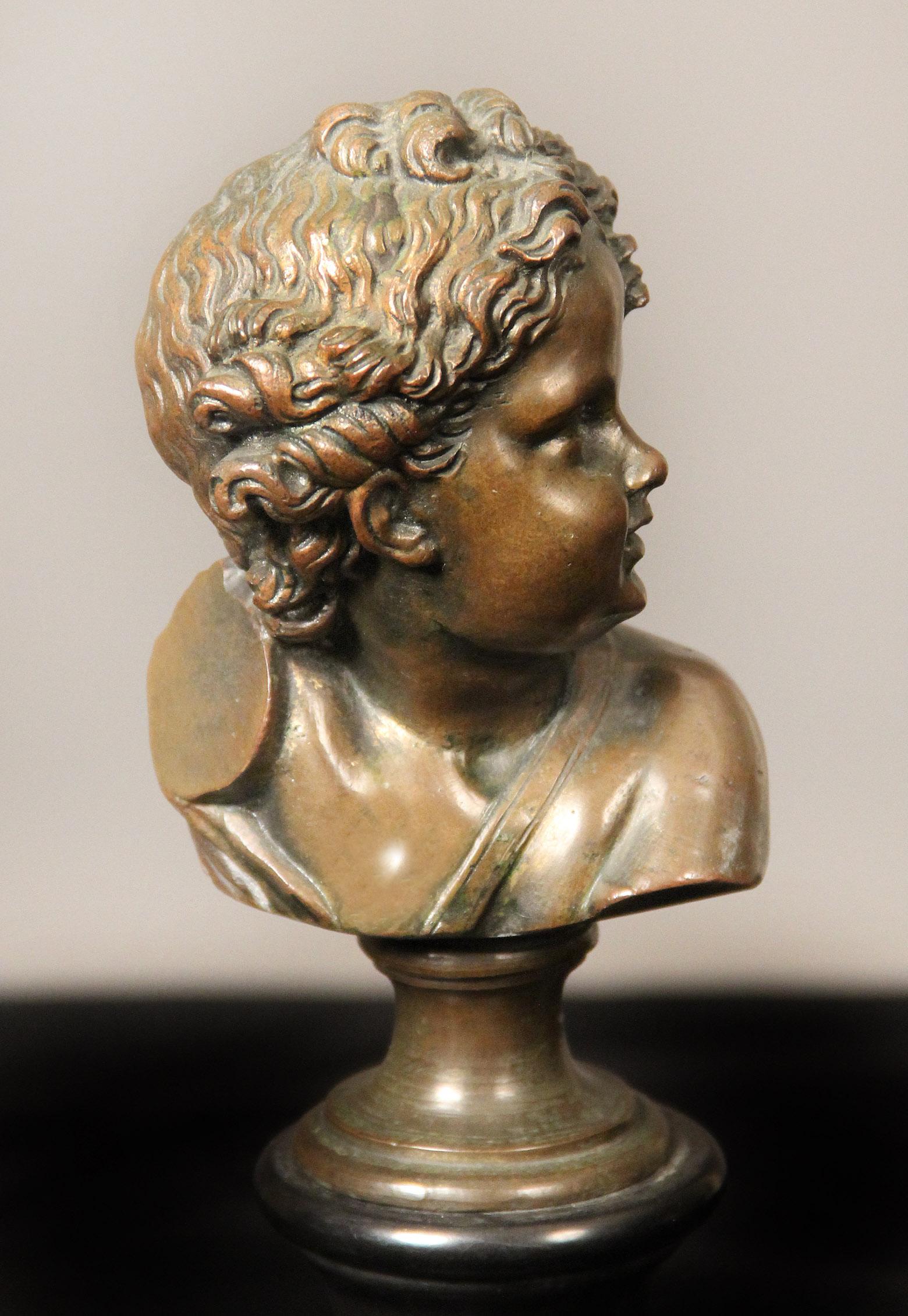 Une paire de bustes en bronze de la fin du 19ème siècle

Par A. Mahuex

Représentant des bustes de jeunes garçons assis sur une base en marbre noir.