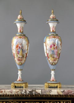 Pareja de jarrones iridiscentes estilo Sèvres de finales del siglo XIX montados en bronce