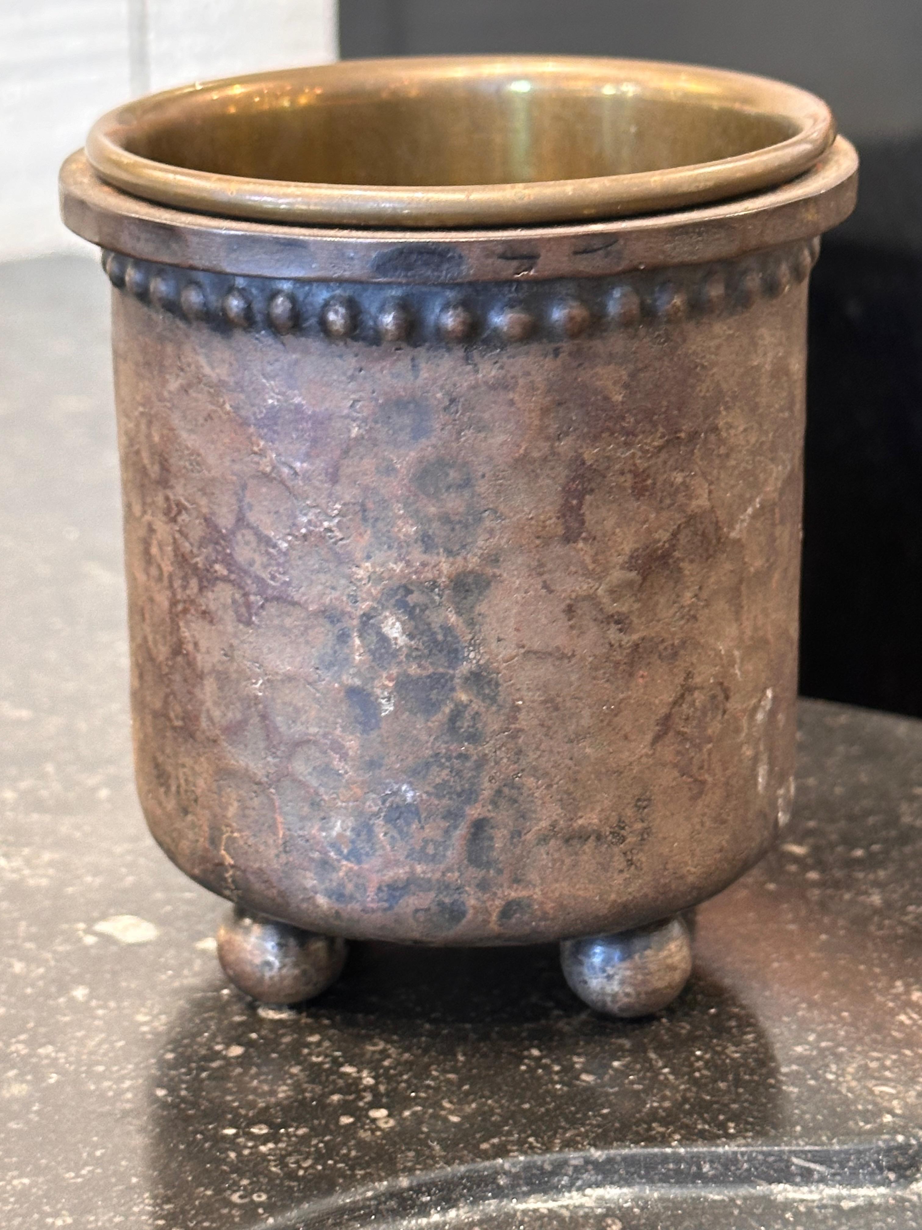 Quelques petits pots décoratifs. Vers la fin du 19e siècle.
Grand : 4 