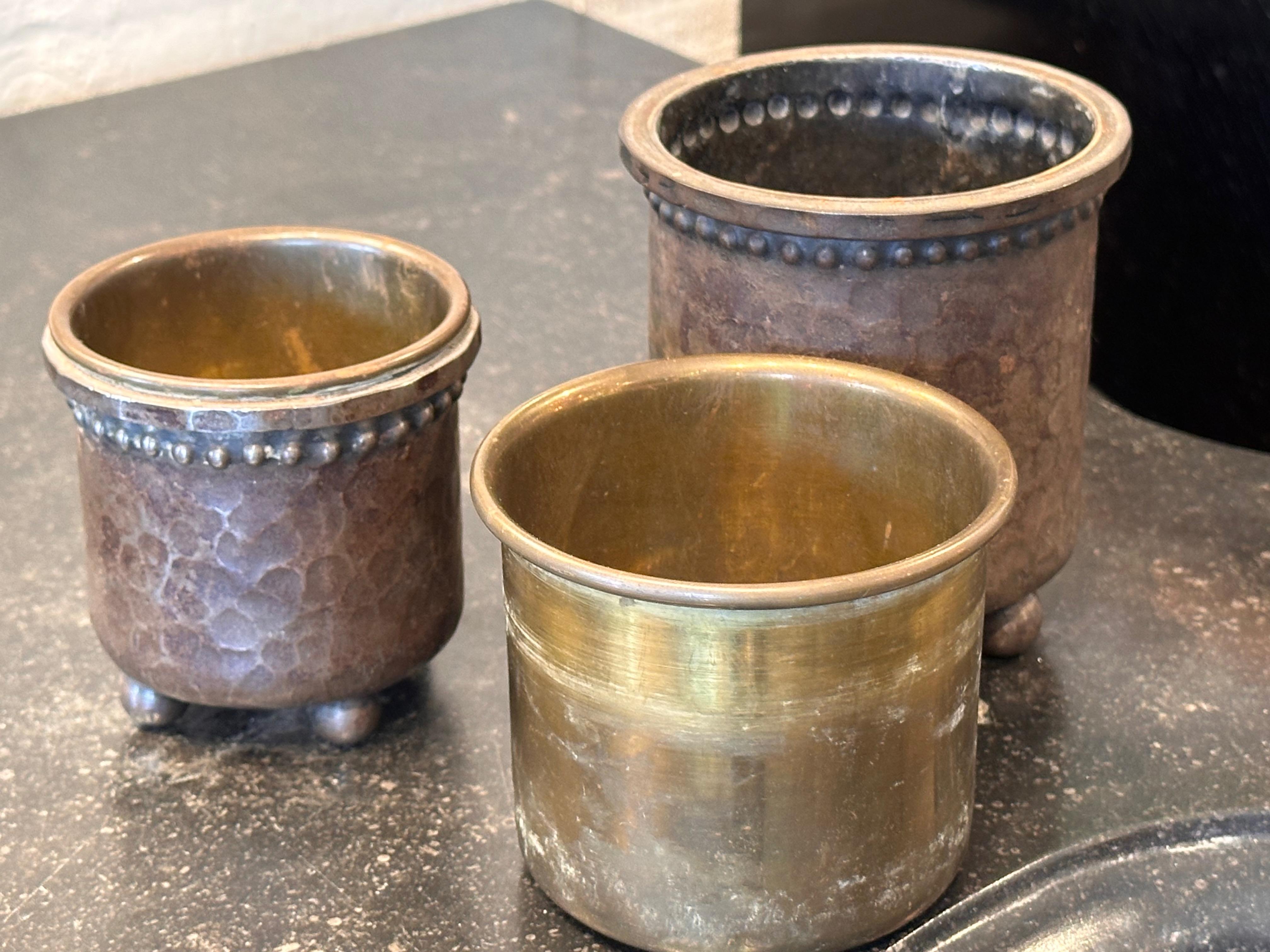 Pair of Late 19th Century Bronze Pots For Sale 4