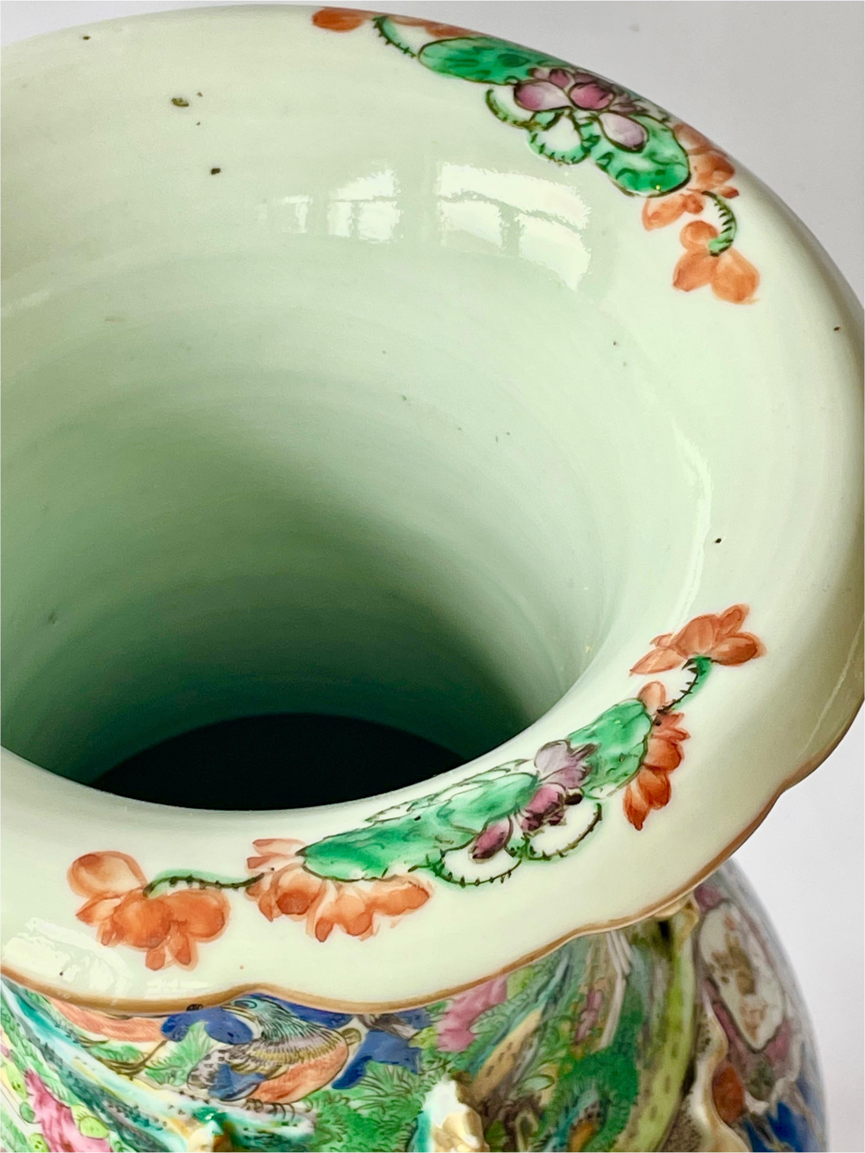 Paar kanonische Famille-Rose-Vasen aus Porzellan des späten 19. Jahrhunderts im Angebot 7