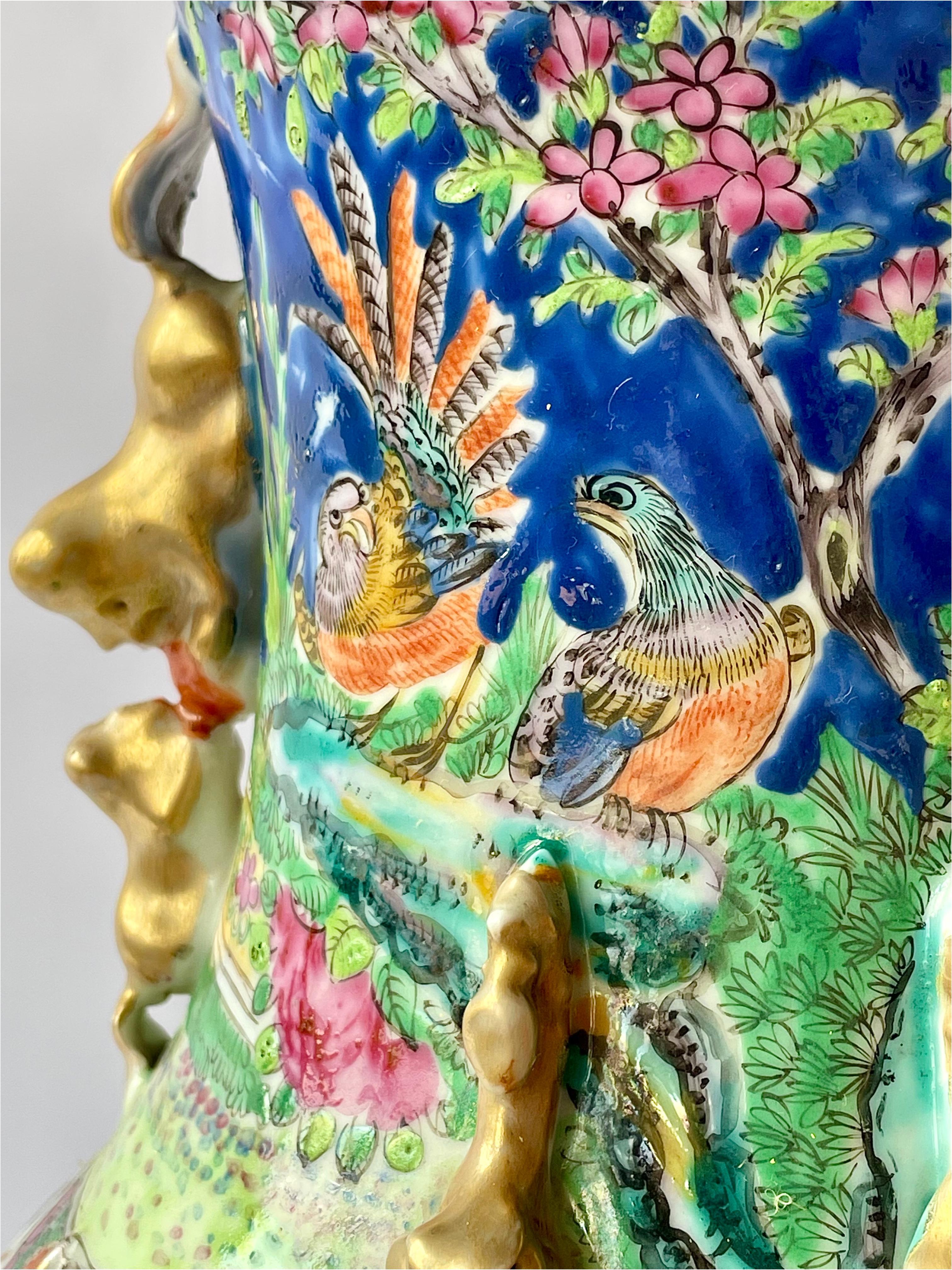 Paire de vases en porcelaine de la famille rose cantonaise de la fin du XIXe siècle en vente 9