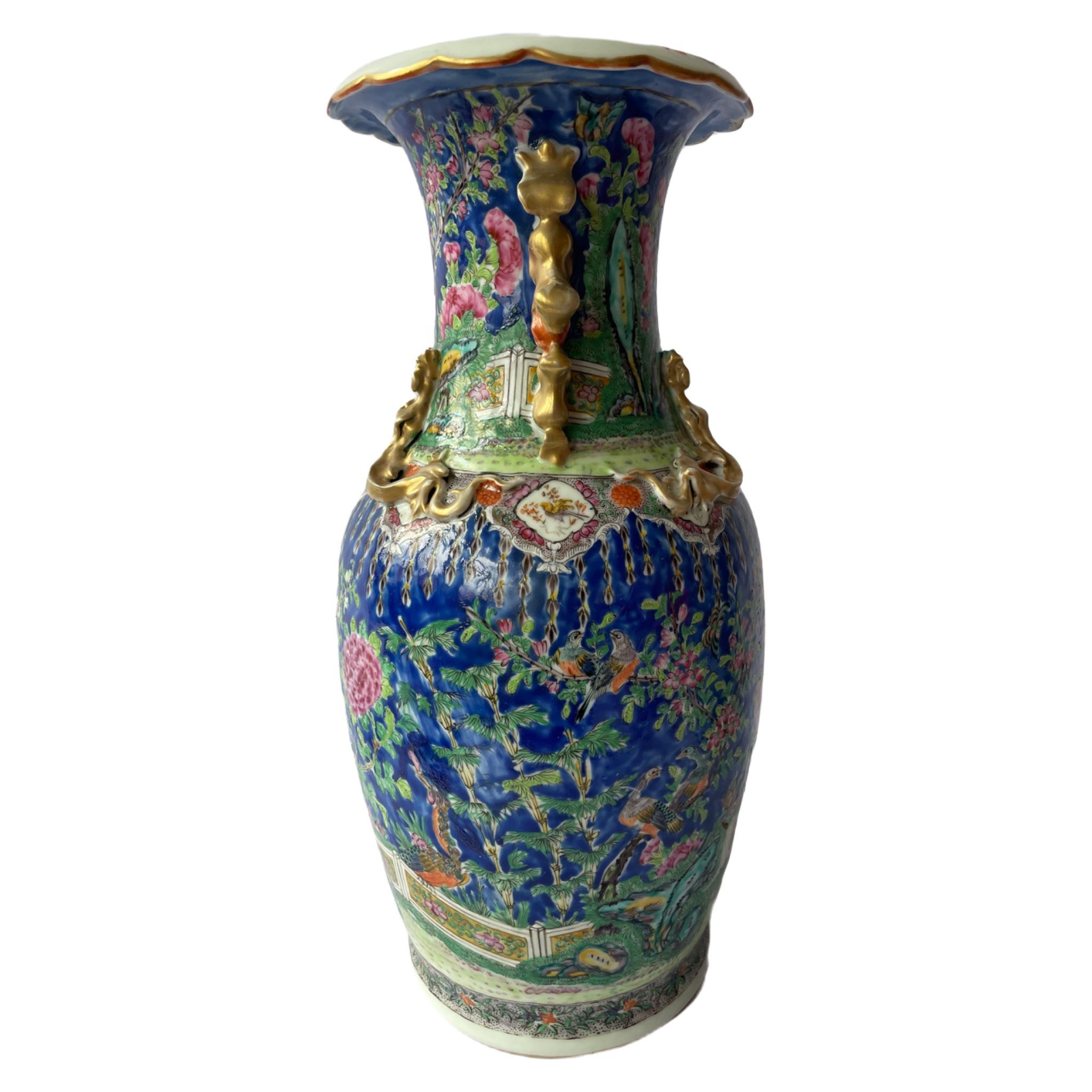 Exportation chinoise Paire de vases en porcelaine de la famille rose cantonaise de la fin du XIXe siècle en vente