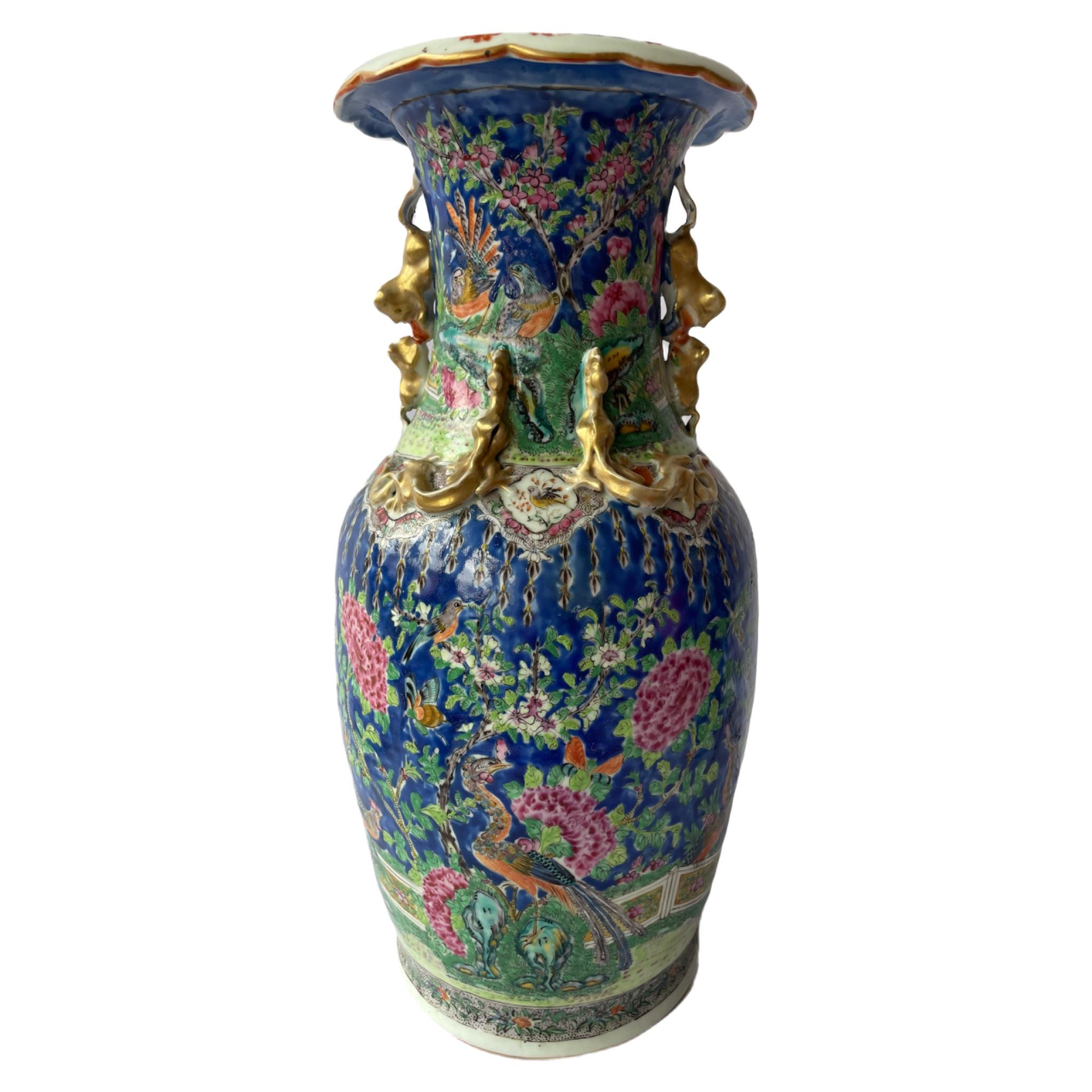 Paar kanonische Famille-Rose-Vasen aus Porzellan des späten 19. Jahrhunderts (Chinesisch) im Angebot