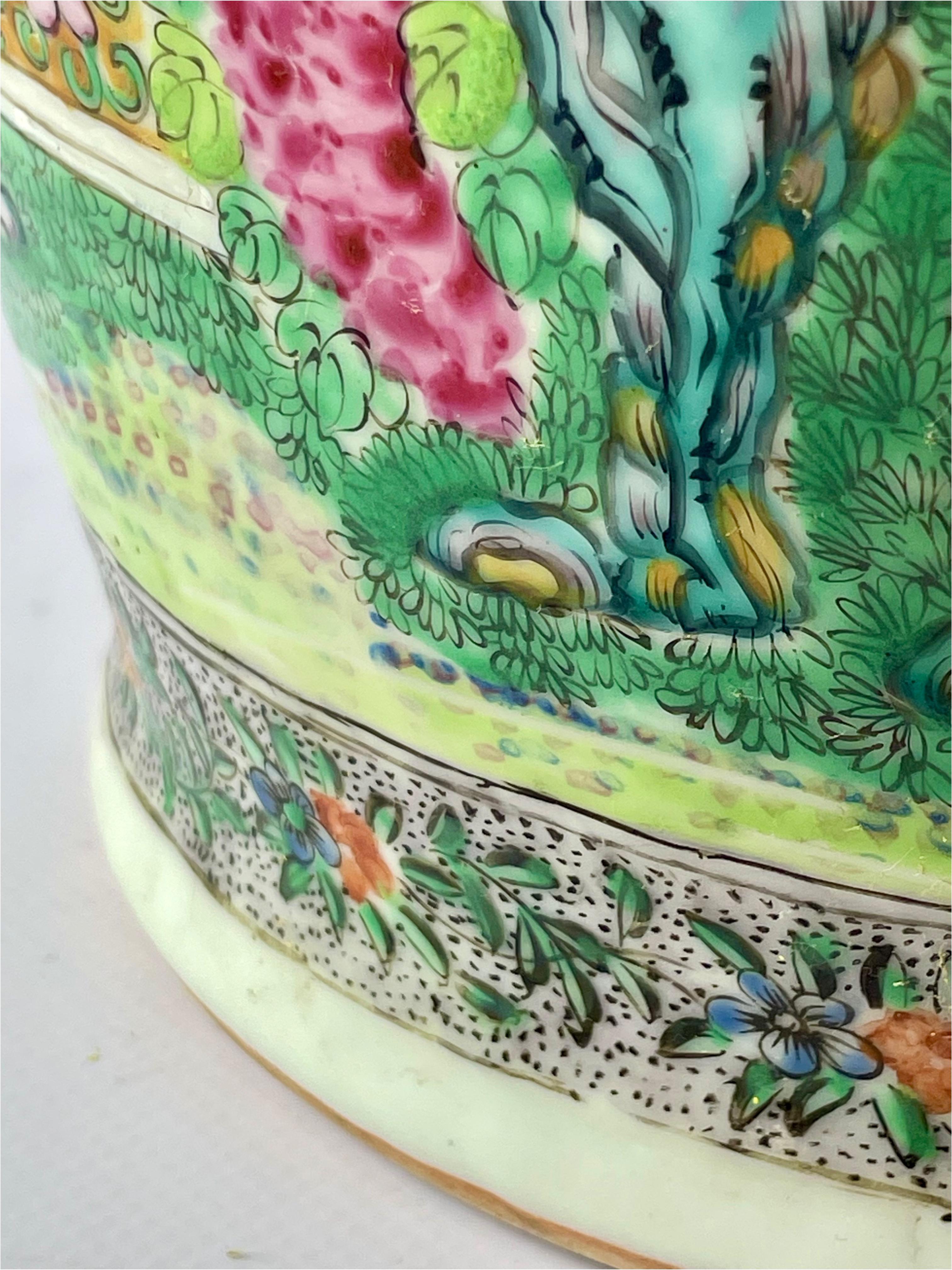 Paire de vases en porcelaine de la famille rose cantonaise de la fin du XIXe siècle en vente 2