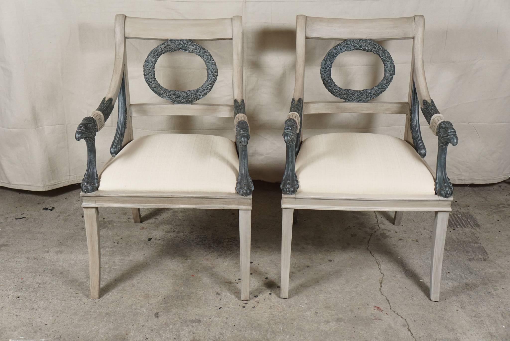 Questa coppia di sedie di fabbricazione svedese o scandinava è stata realizzata intorno al 1880-1900. Di grandi dimensioni e finemente intagliati, sono in stile Impero o Reggenza. Gli elementi decorativi includono le gambe a sciabola, i bracci a