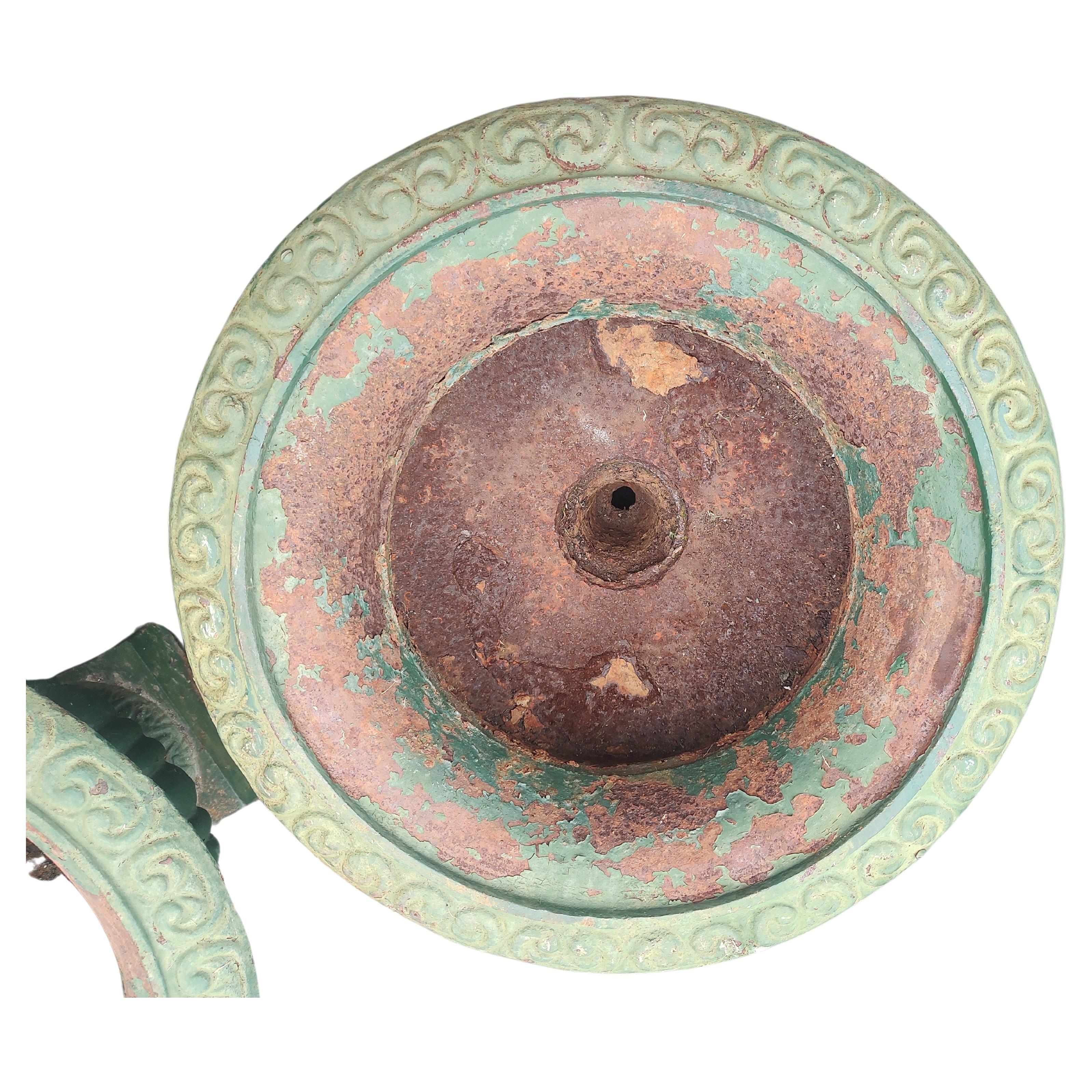 Paar gusseiserne Pflanzgefäße aus dem späten 19. Jahrhundert in alter grüner Farbe, um 1895 (Spätviktorianisch) im Angebot