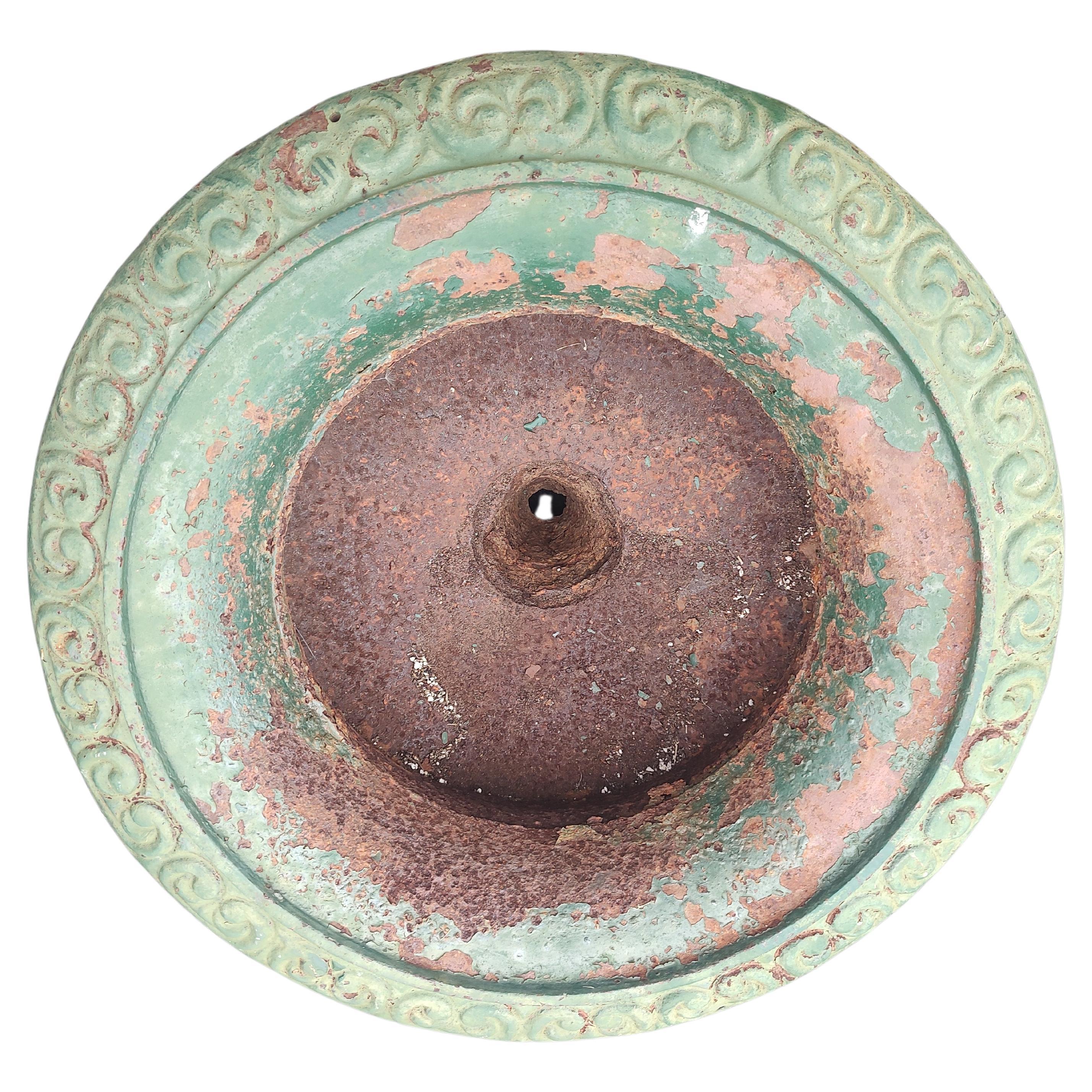 Paar gusseiserne Pflanzgefäße aus dem späten 19. Jahrhundert in alter grüner Farbe, um 1895 (amerikanisch) im Angebot