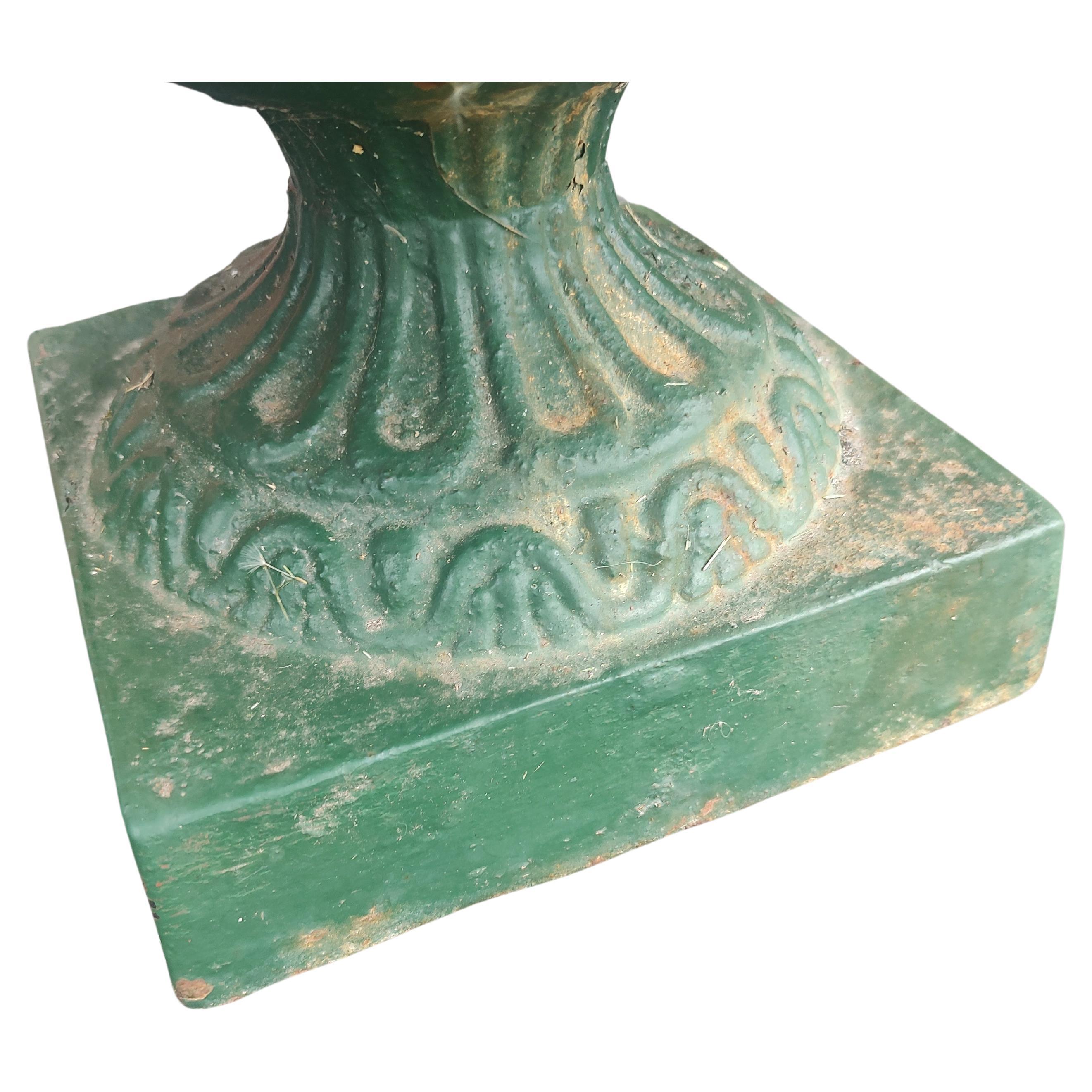 Paar gusseiserne Pflanzgefäße aus dem späten 19. Jahrhundert in alter grüner Farbe, um 1895 (Eisen) im Angebot