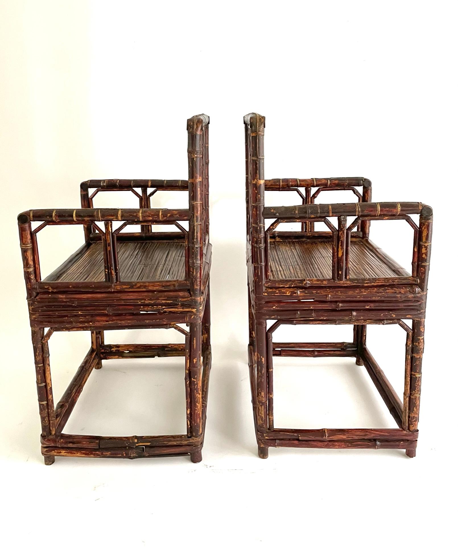 Paire de fauteuils en bambou de style treillis, datant de 1880. 
Les vieux meubles en bambou sont beaucoup plus rares que les meubles en bois, car peu ont survécu. La menuiserie des meubles en bambou peut être très séduisante car elle imite en