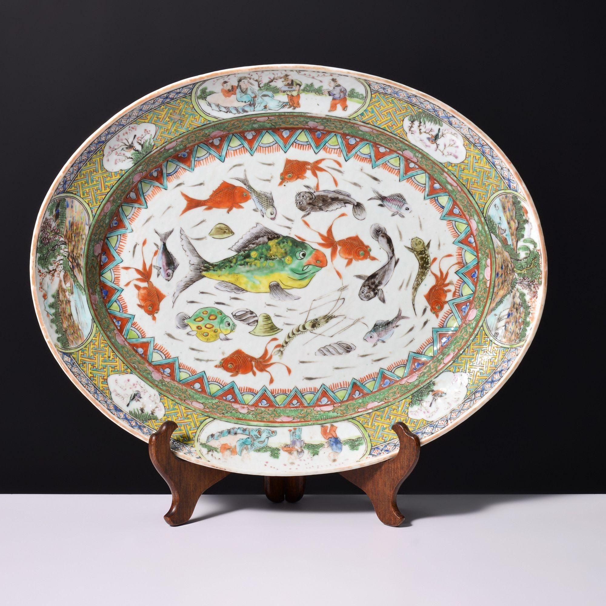 Paire de plateaux anciens en porcelaine Famille Verte d'exportation chinoise, fabriqués à la fin du 19e siècle. Chacune d'entre elles est décorée de fines représentations de la mer peintes à la main au centre ainsi que de scènes