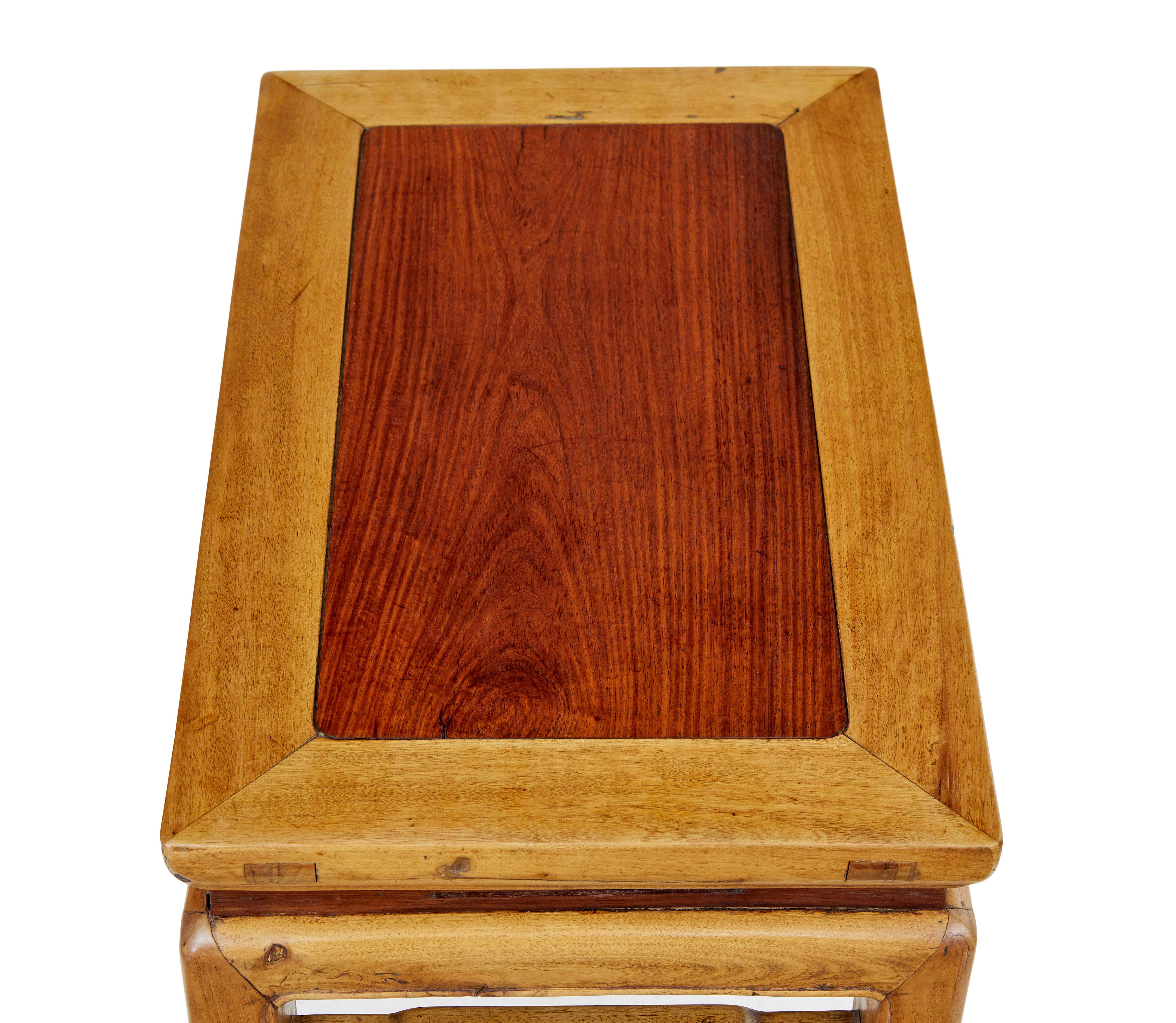 Coppia di tavolini cinesi in legno duro della fine del XIX secolo, circa 1890.

Realizzati a mano con un legno duro simile all'olmo, questi pezzi sono eccellenti come tavoli da lampada o comodini.  Pannello a contrasto più scuro sulla superficie