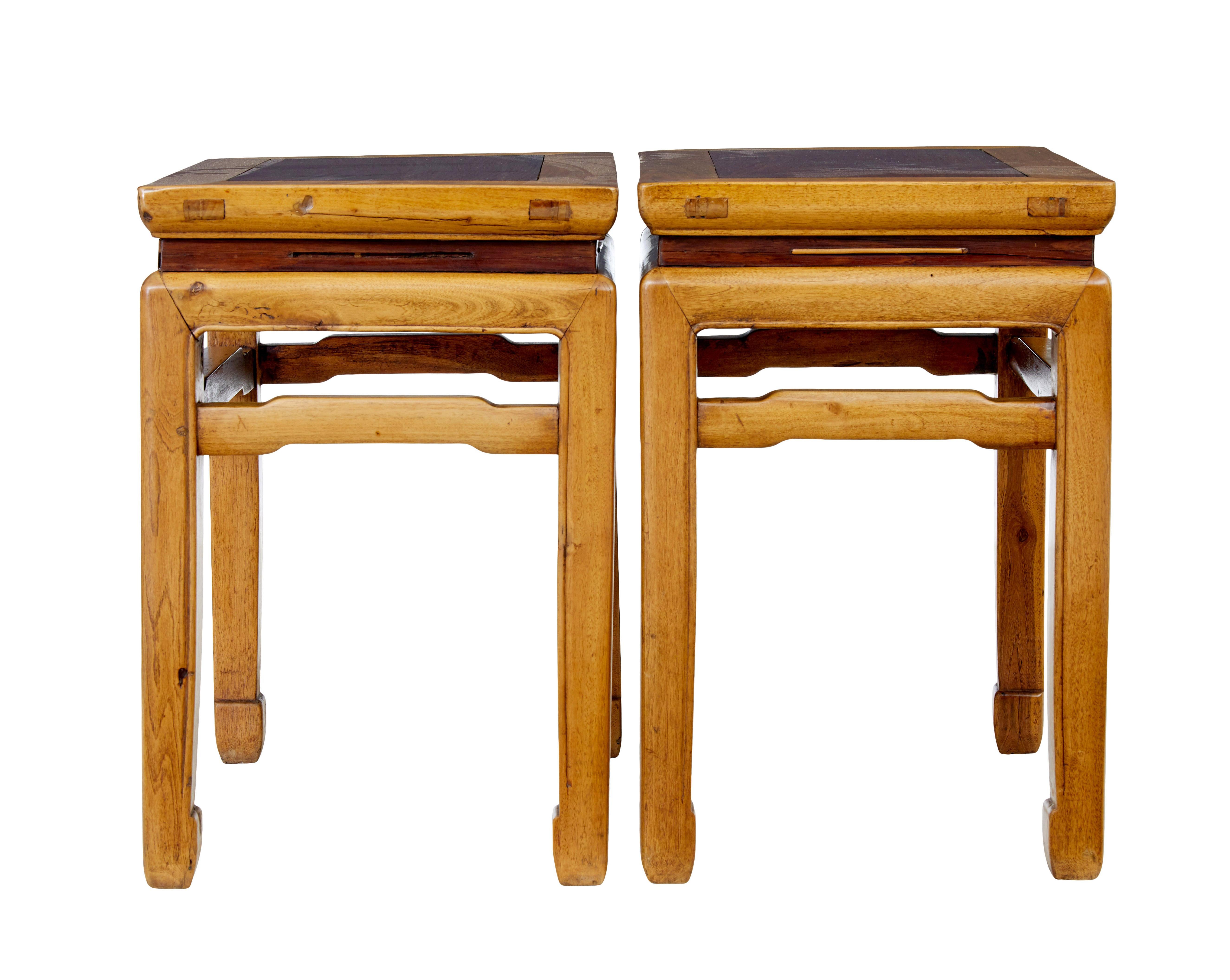 Legno massiccio Coppia di tavolini cinesi in legno duro della fine del XIX secolo in vendita