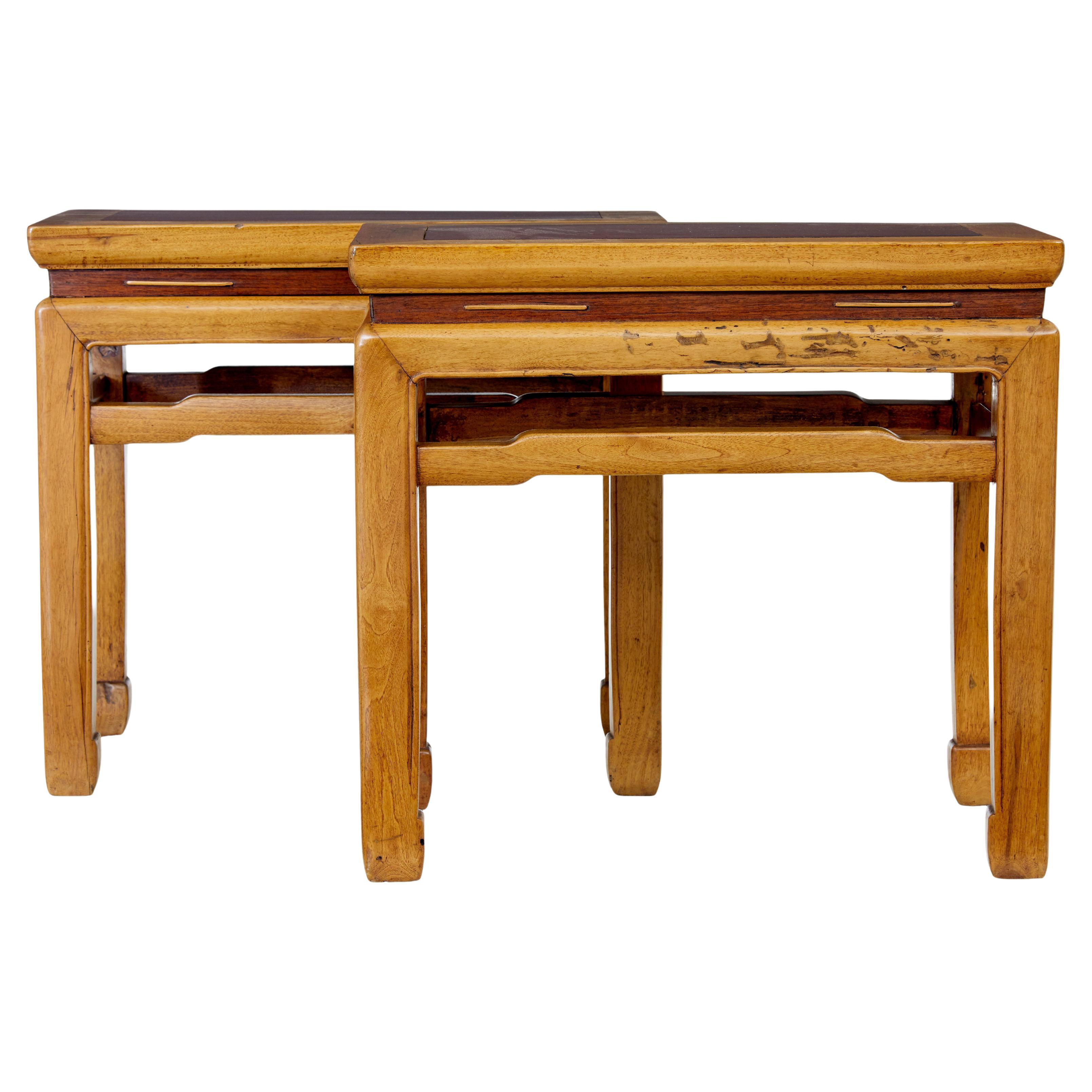 Paire de tables d'appoint en bois dur chinoises de la fin du 19e siècle