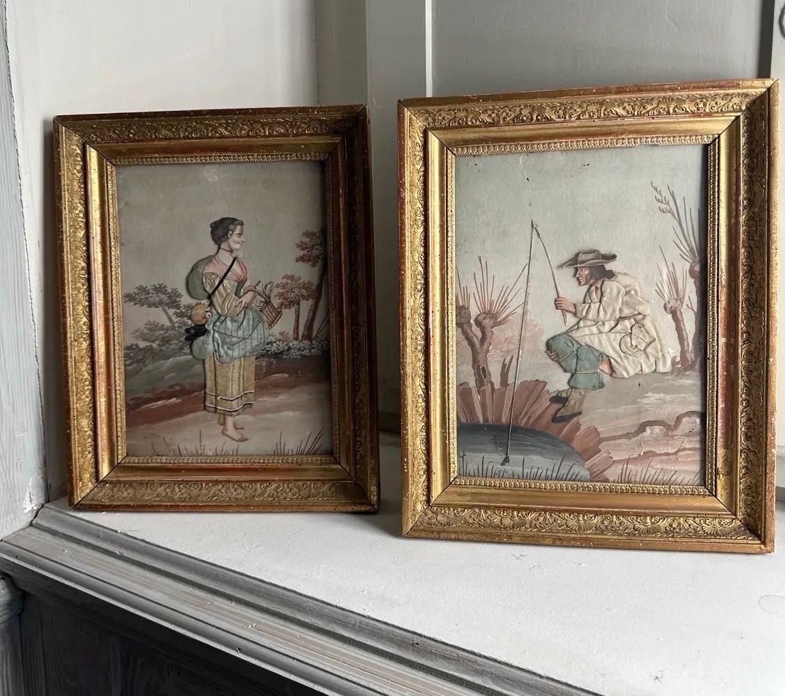 Francese Coppia di collage figurativi a tecnica mista di fine Ottocento continentale con tessuto in vendita