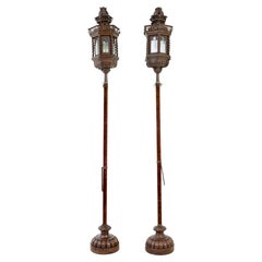 Pareja de lámparas venecianas de cobre de finales del siglo XIX sobre varillas