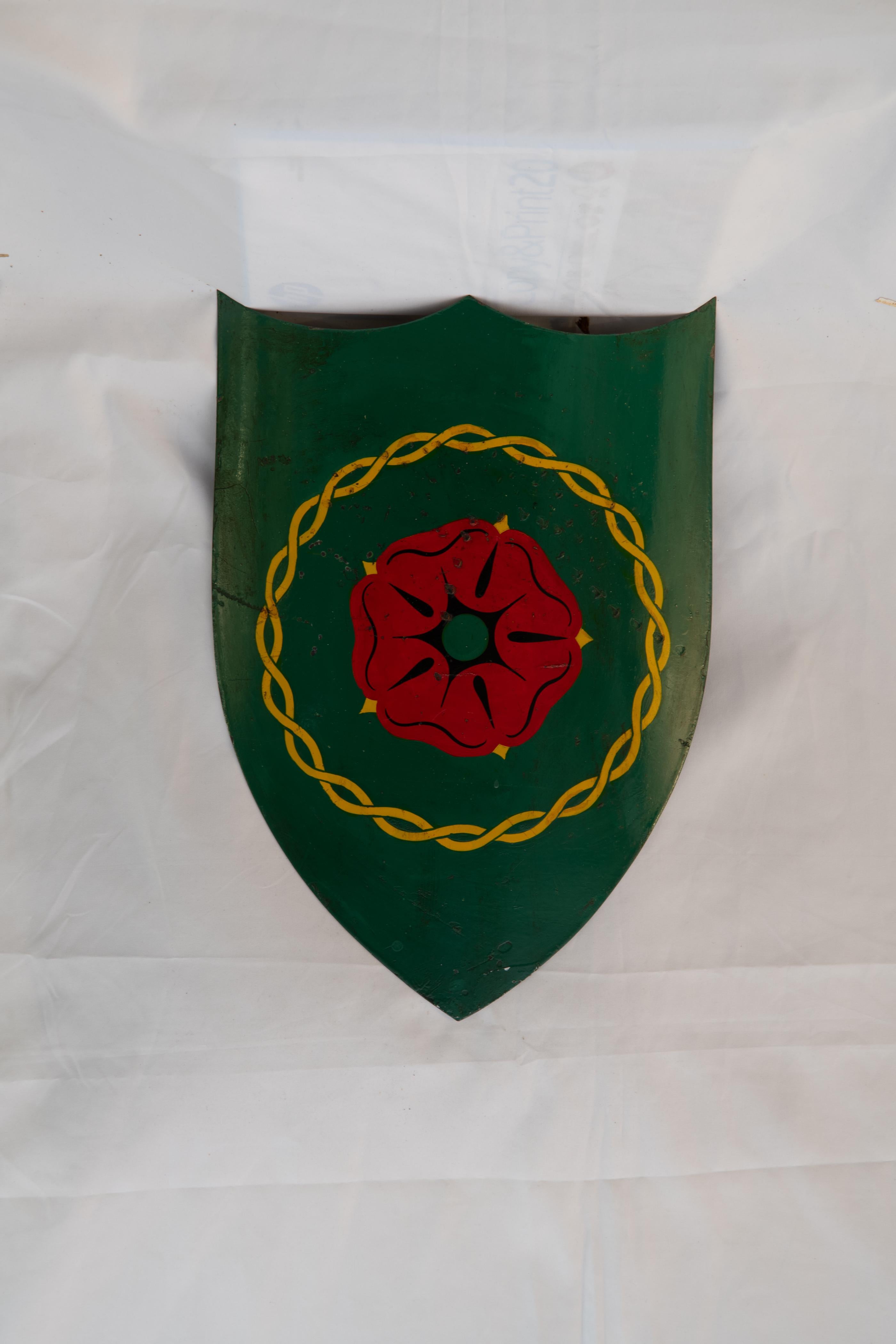 Pareja De Escudos Decorativos De Finales Del Siglo XIX Inglés en venta