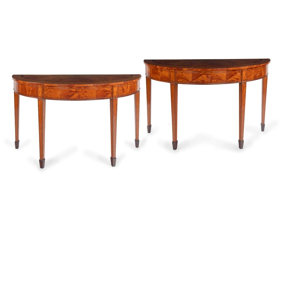 Paire de tables d'appoint ou de console Demilune de style néoclassique de la fin du XIXe siècle en vente 4
