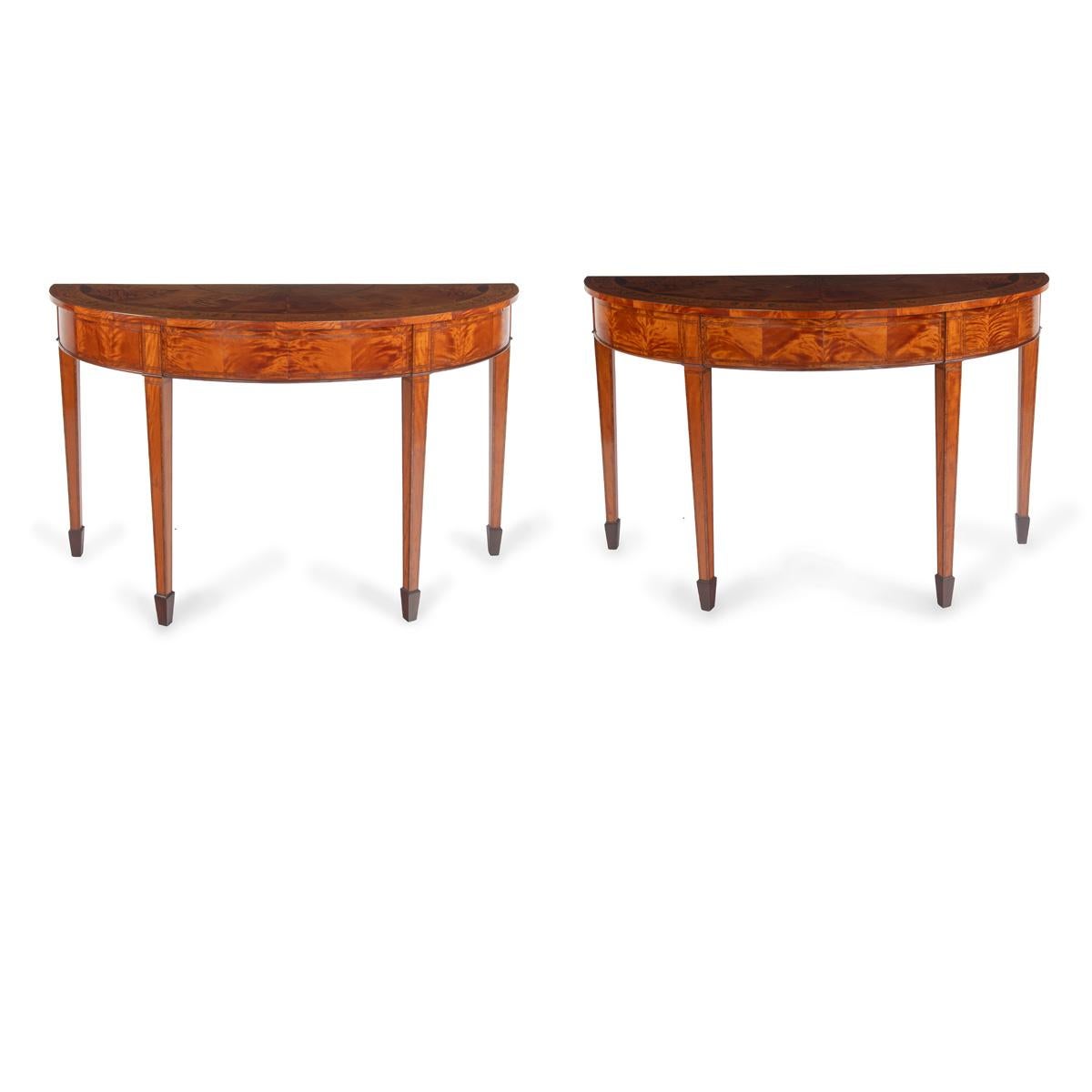 Paire de tables d'appoint ou de consoles en bois satiné et incrusté de Demilune de la fin du XIXe siècle, de style néoclassique, attribuées à Edwards et Roberts

Cette paire de tables de style néoclassique est de forme demilune, ou semi-circulaire,