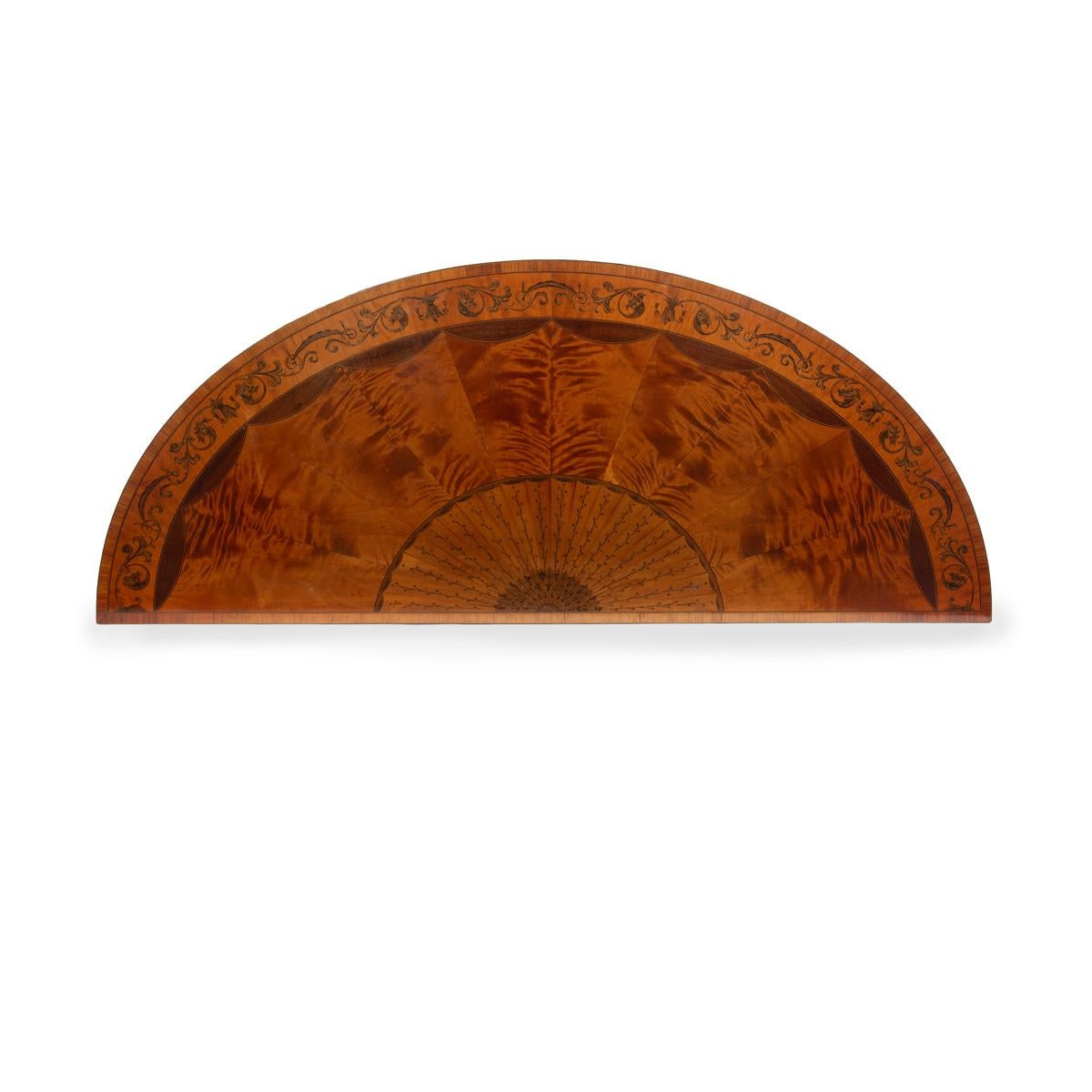 Anglais Paire de tables d'appoint ou de console Demilune de style néoclassique de la fin du XIXe siècle en vente