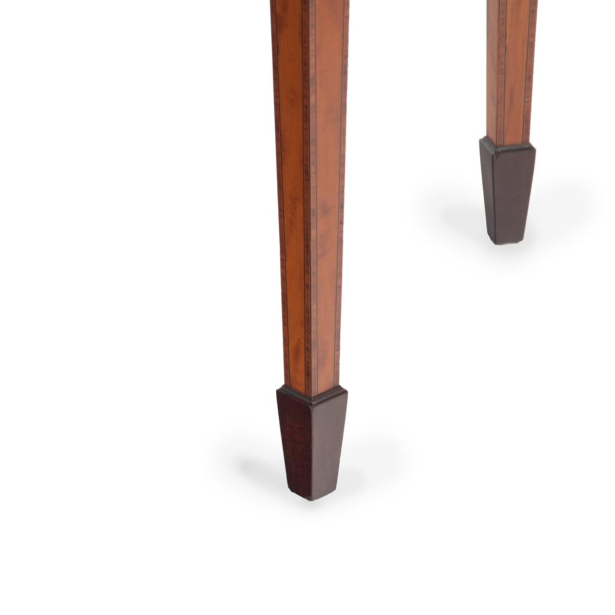 Paire de tables d'appoint ou de console Demilune de style néoclassique de la fin du XIXe siècle en vente 2