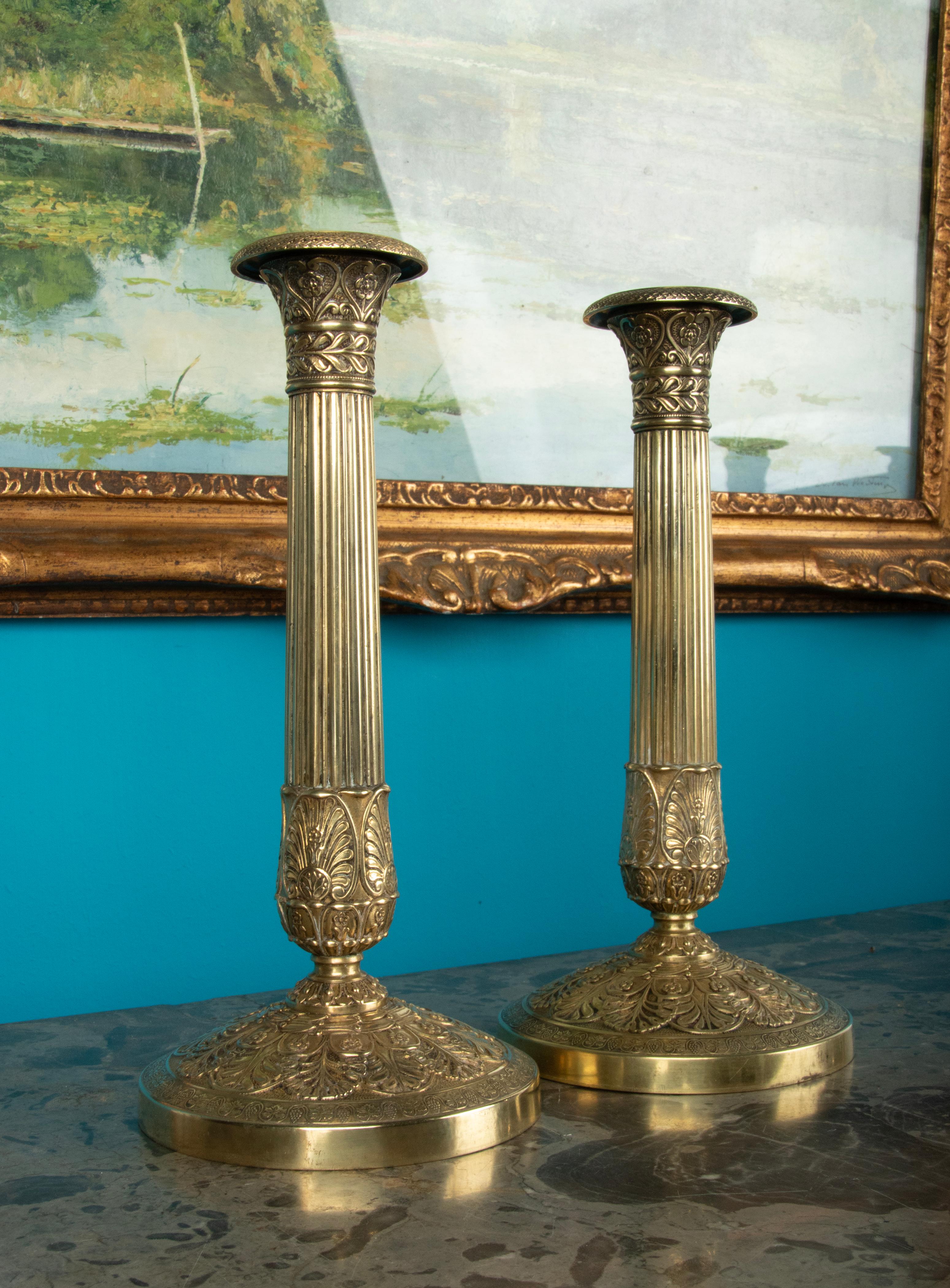 Paar Kerzenleuchter im Empire-Stil des späten 19. Jahrhunderts aus Messing im Angebot 9