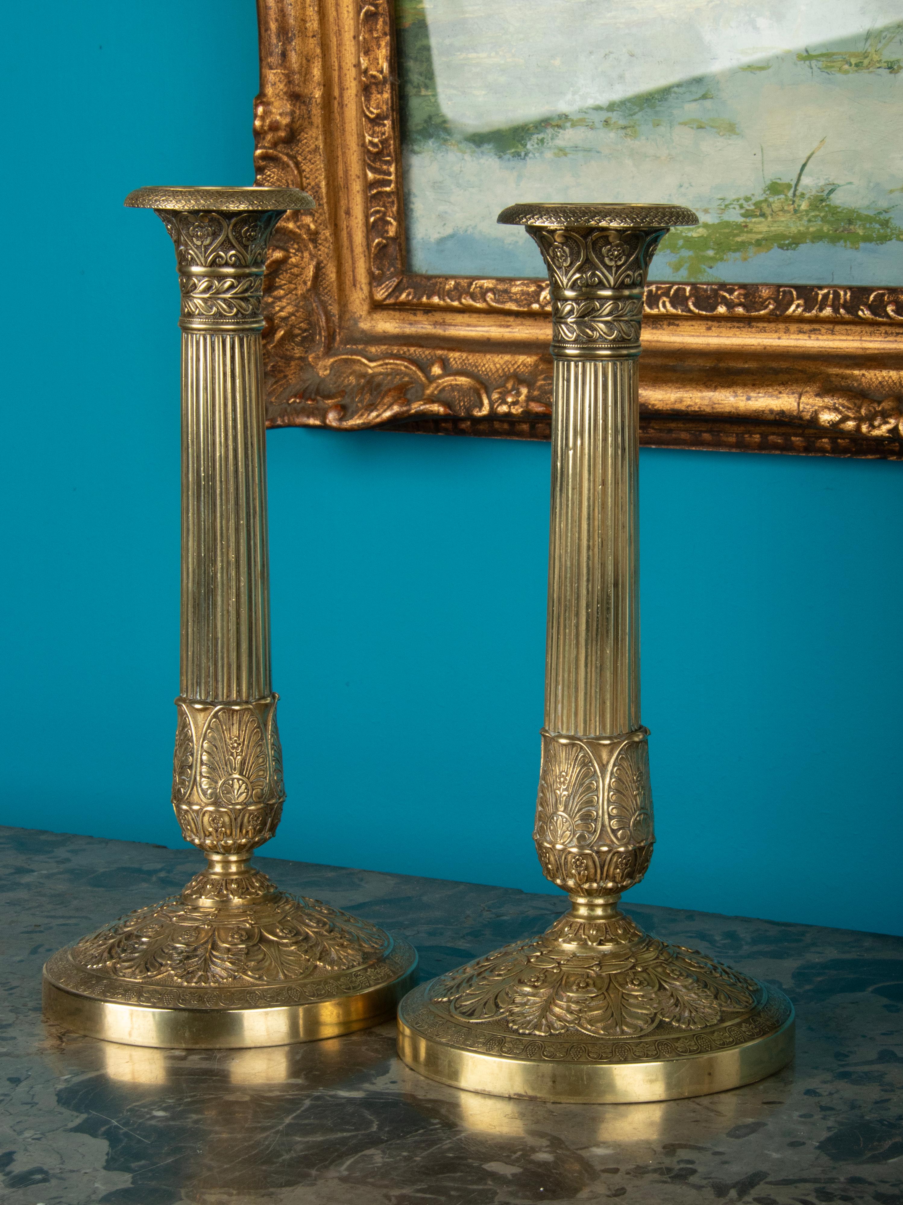 Paar Kerzenleuchter im Empire-Stil des späten 19. Jahrhunderts aus Messing im Angebot 2