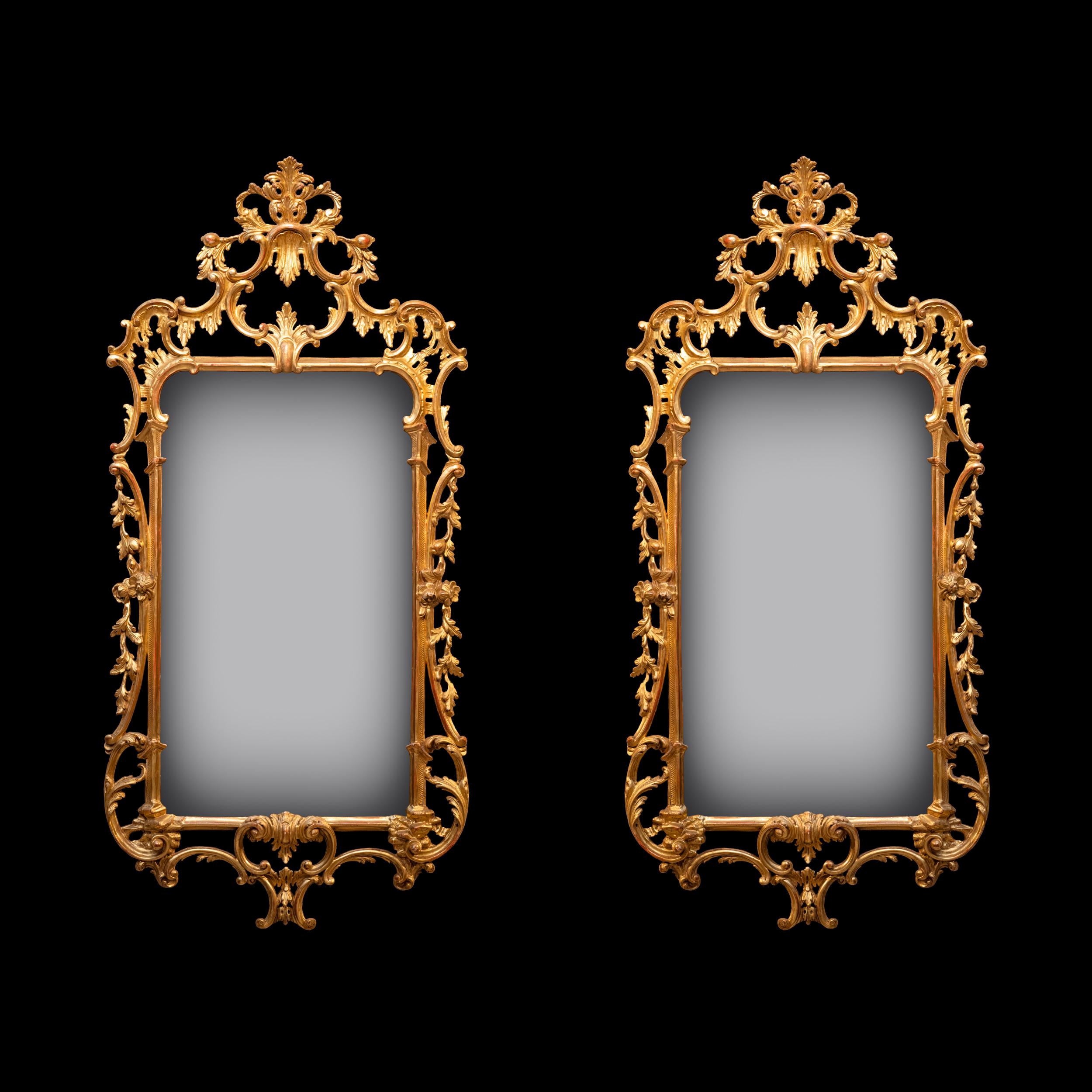 Coppia di specchi da parete o da pontile della fine del XIX secolo, molto belli e attraenti, nello stile di  Thomas Chippendale, dotato di piatti rettangolari lisci circondati da un bordo di foglie a volute, sormontato da un acanto a volute, con