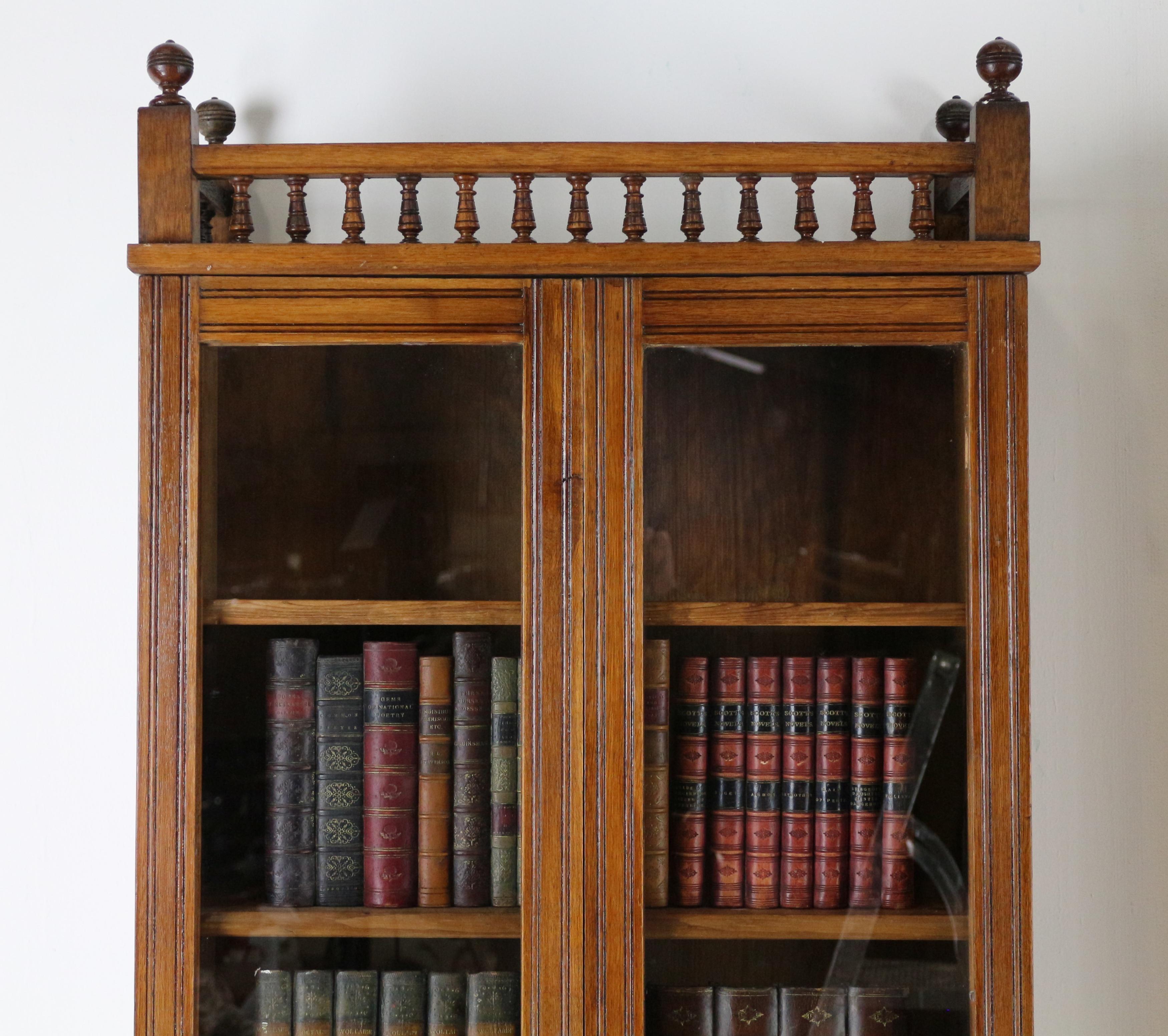 Coppia di librerie strette in Oak Oak della fine del 19° secolo. in vendita 5