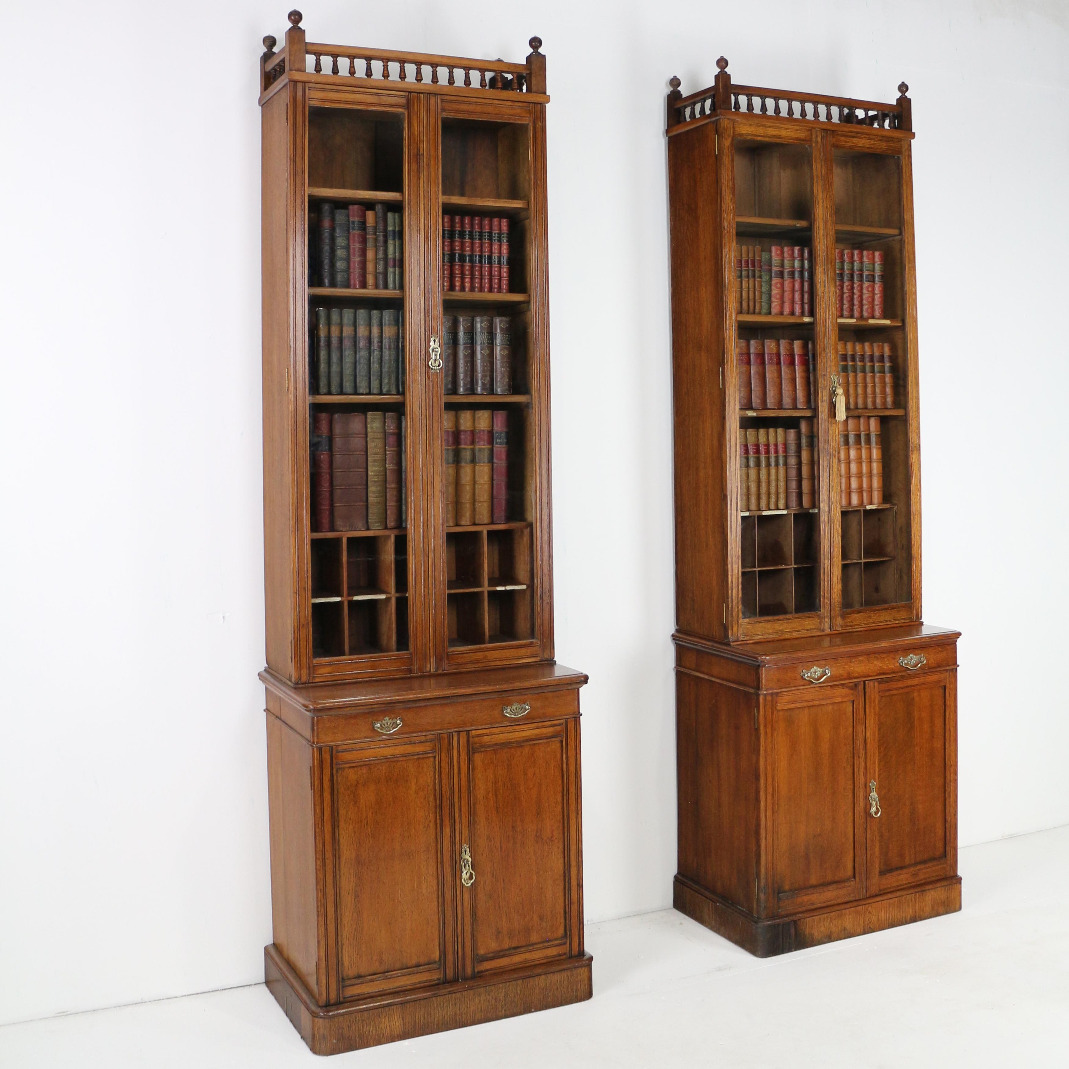 Estetismo Coppia di librerie strette in Oak Oak della fine del 19° secolo. in vendita