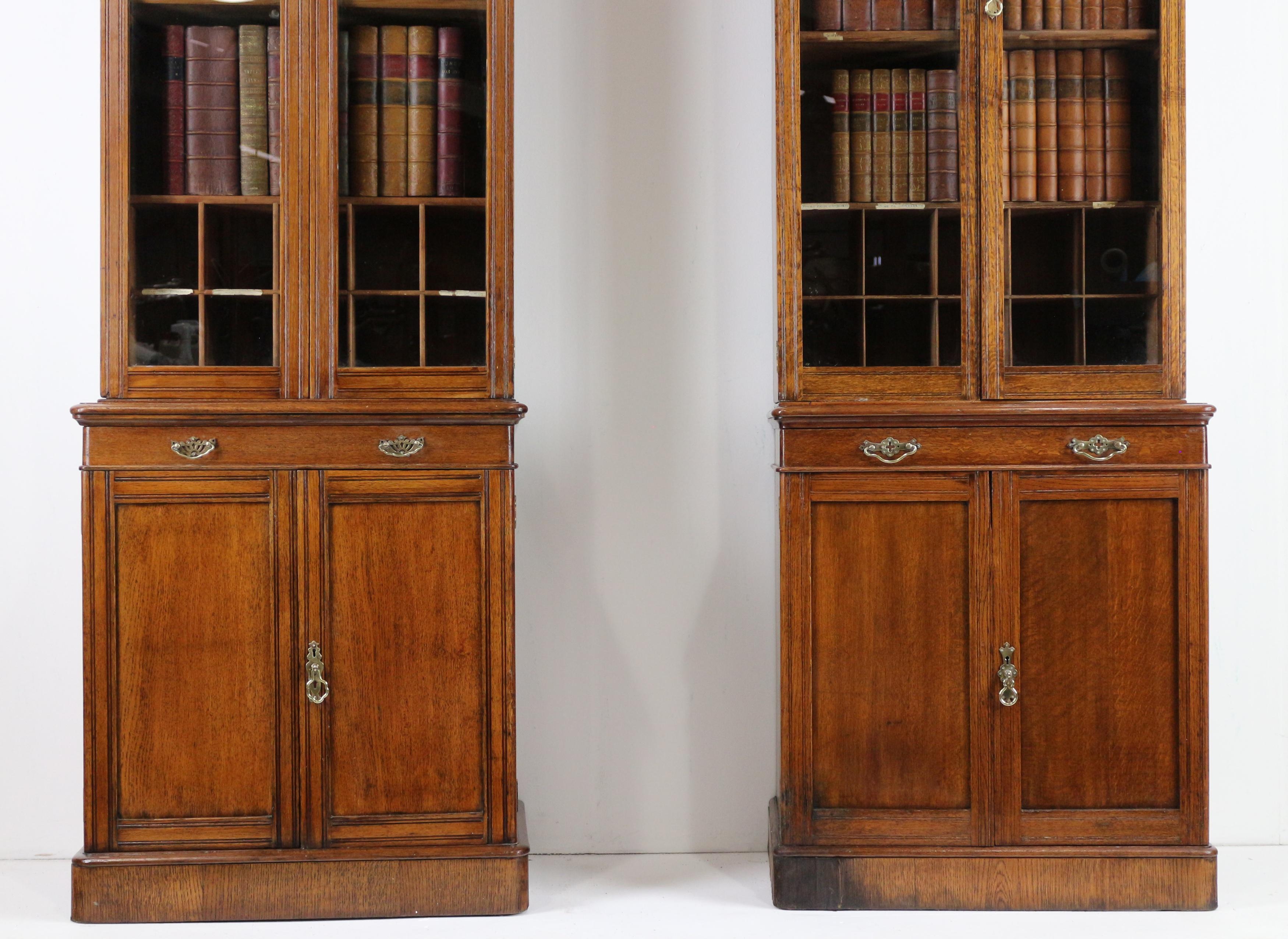 Fatto a mano Coppia di librerie strette in Oak Oak della fine del 19° secolo. in vendita