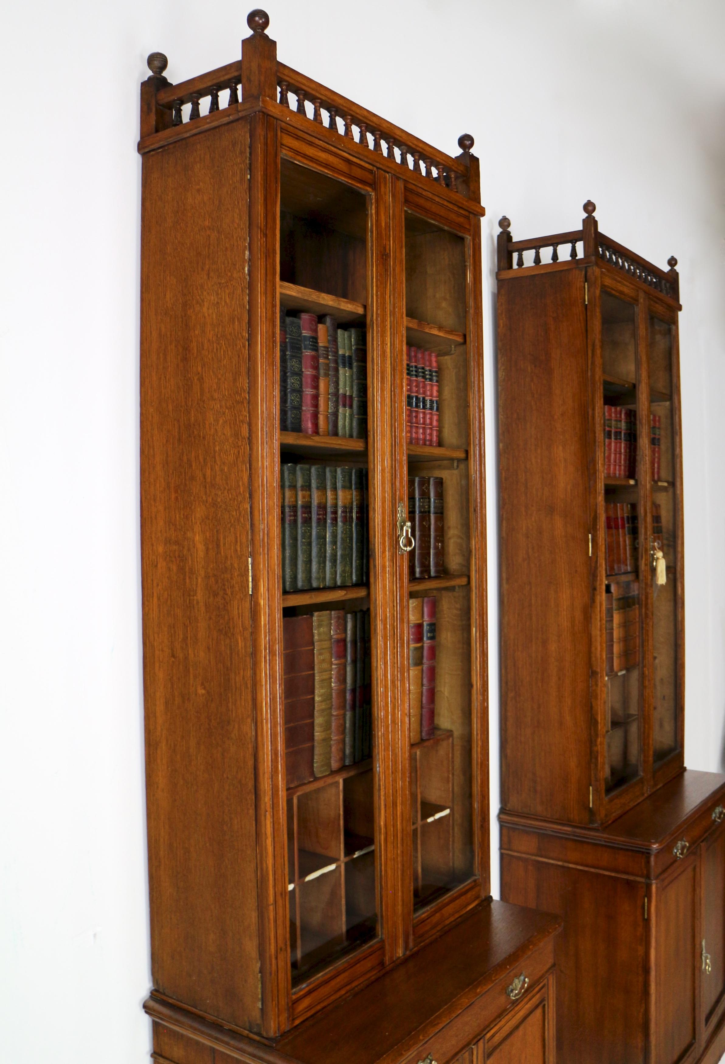 XIX secolo Coppia di librerie strette in Oak Oak della fine del 19° secolo. in vendita