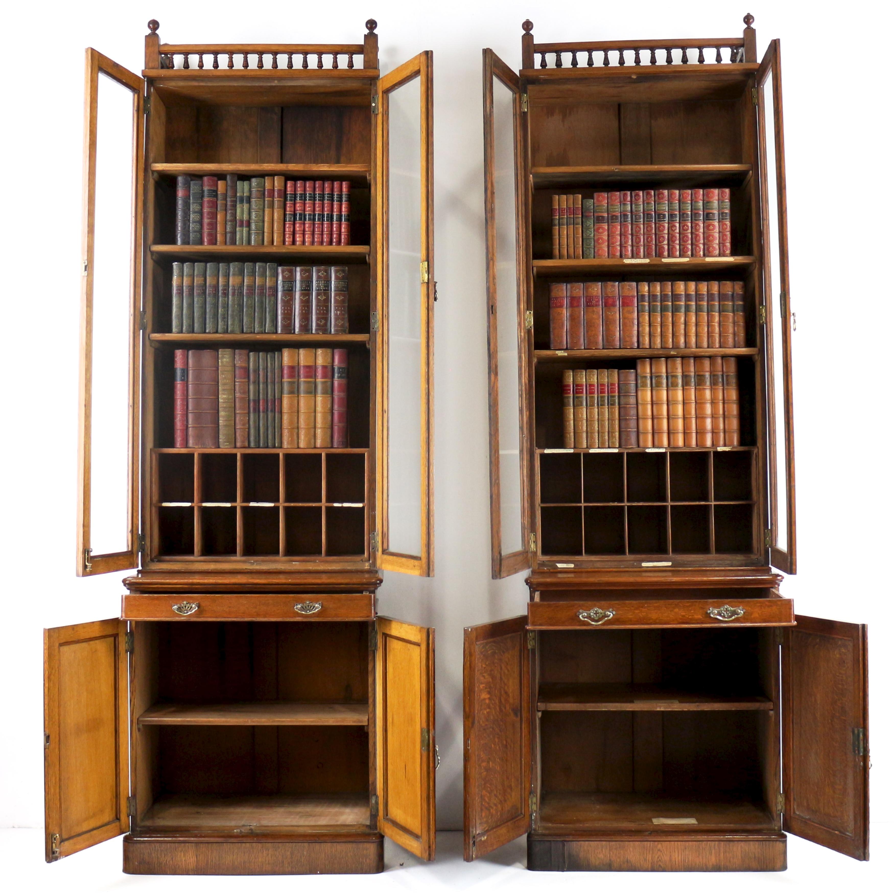 Coppia di librerie strette in Oak Oak della fine del 19° secolo. in vendita 1