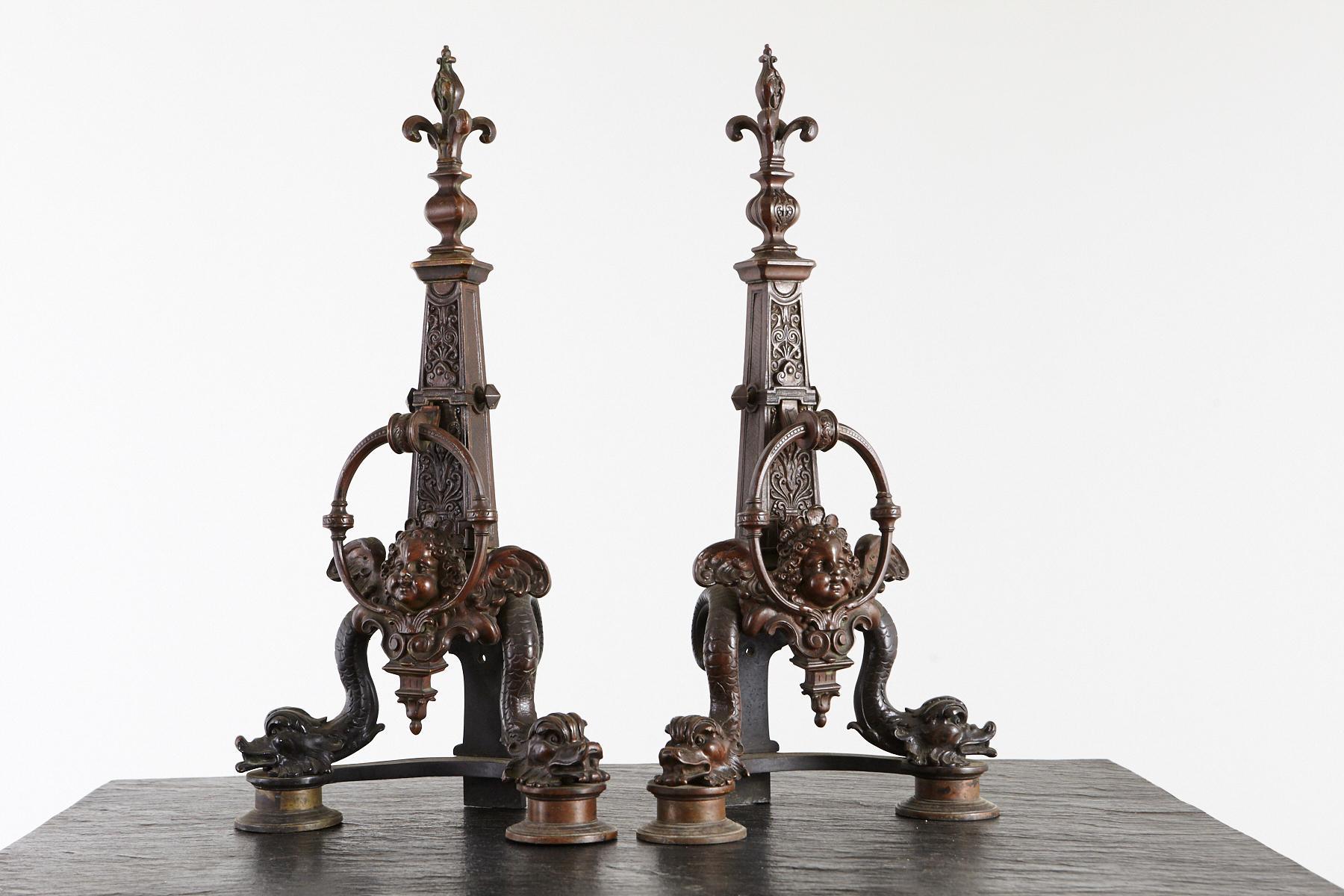 XIXe siècle Paire de chenets baroques français de la fin du 19e siècle en bronze avec dauphin et putti en vente