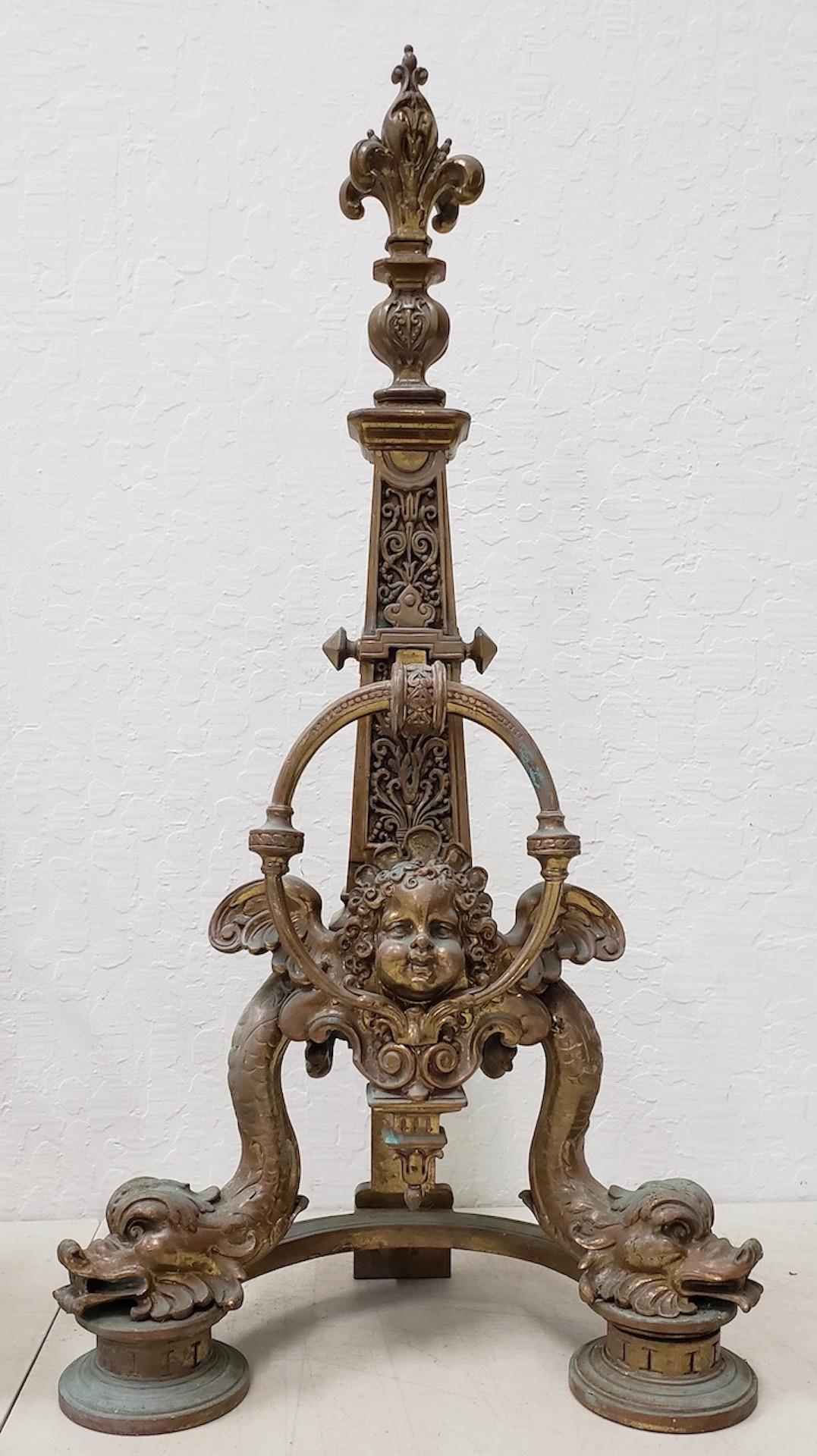 Coppia di chenet / andirons in bronzo barocco francese della fine del XIX secolo

Splendidamente decorato con delfini e putti. In cima agli obelischi c'è un fiore di lino.

Sono in ottime condizioni.

Ogni chenet misura 13