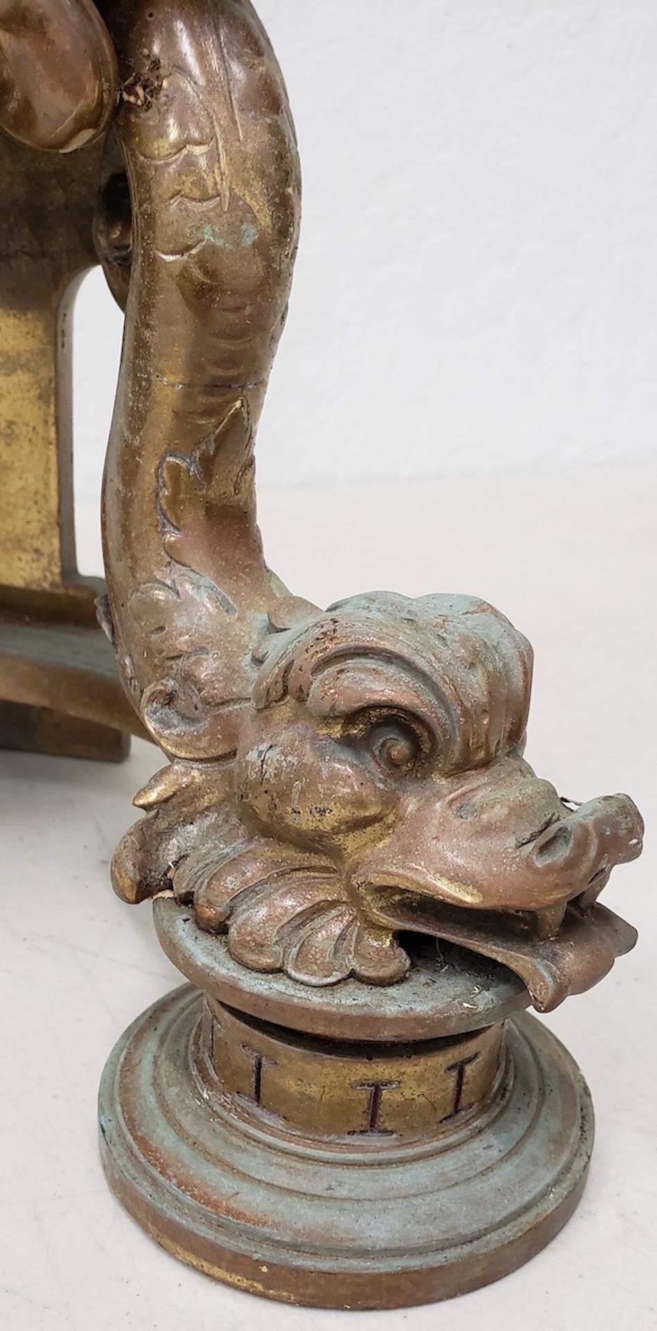 Paar französische Barock- Chenets/Feuerböcke aus Bronze des späten 19. Jahrhunderts (Gegossen) im Angebot