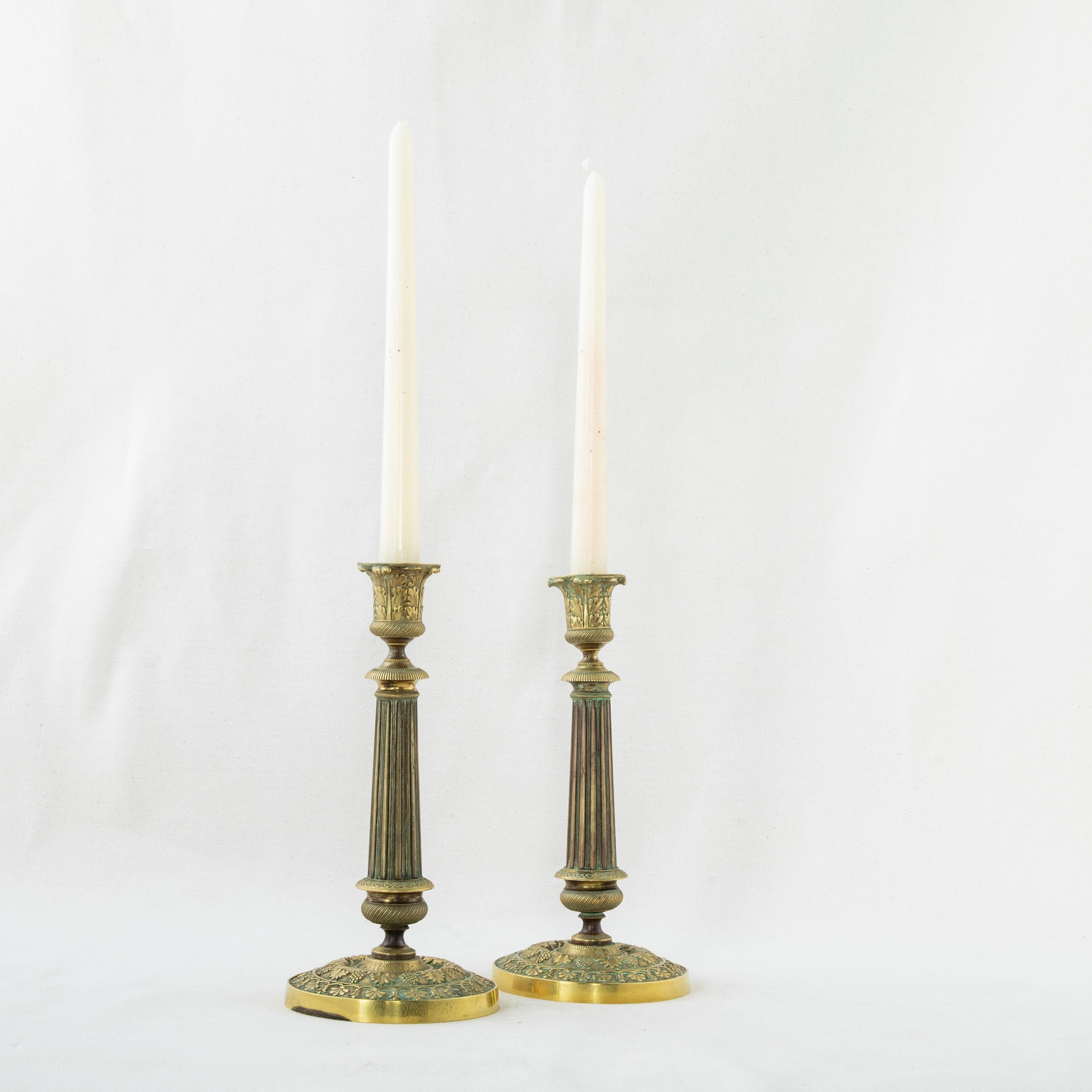 Paar französische Bronze-Kerzenständer des späten 19. Jahrhunderts mit Trauben, Traubenblättern im Angebot 1