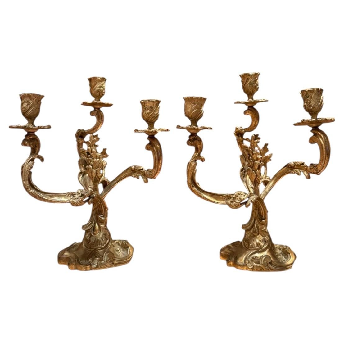Coppia di candelabri francesi in bronzo a tre bracci della fine del XIX secolo